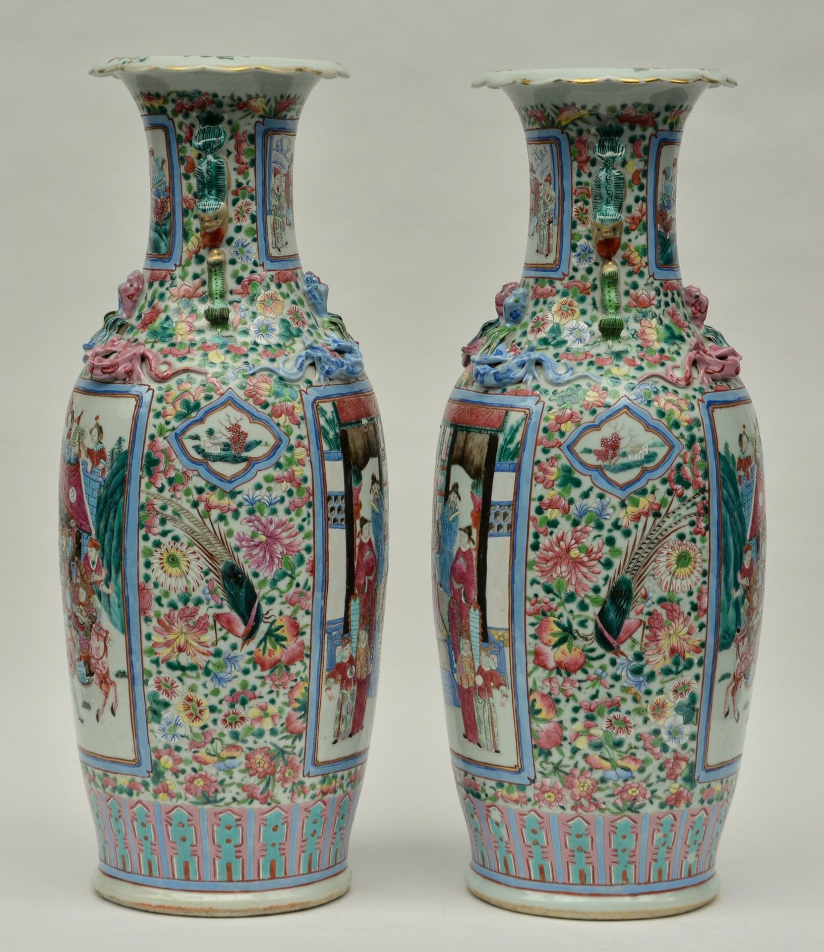 A pair of Chinese famille rose vases, decorated with warriors and a court scene, 19thC, H 64 cm - Bild 4 aus 12