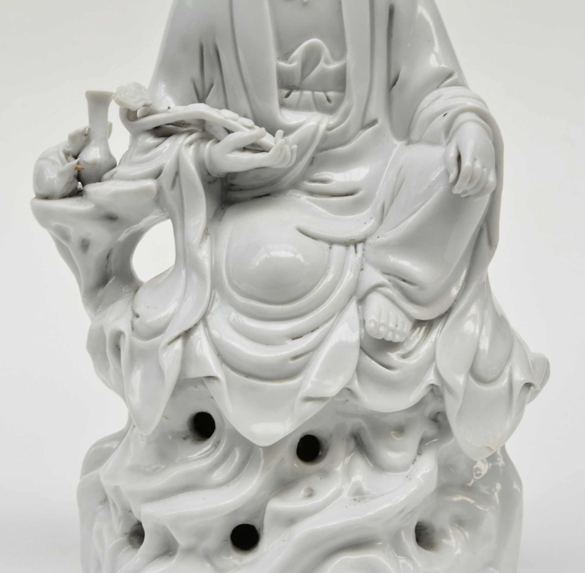 A Chinese 'Blanc de Chine' statue of a Guanyin, marked, 20thC, H 24 cm - Bild 9 aus 9