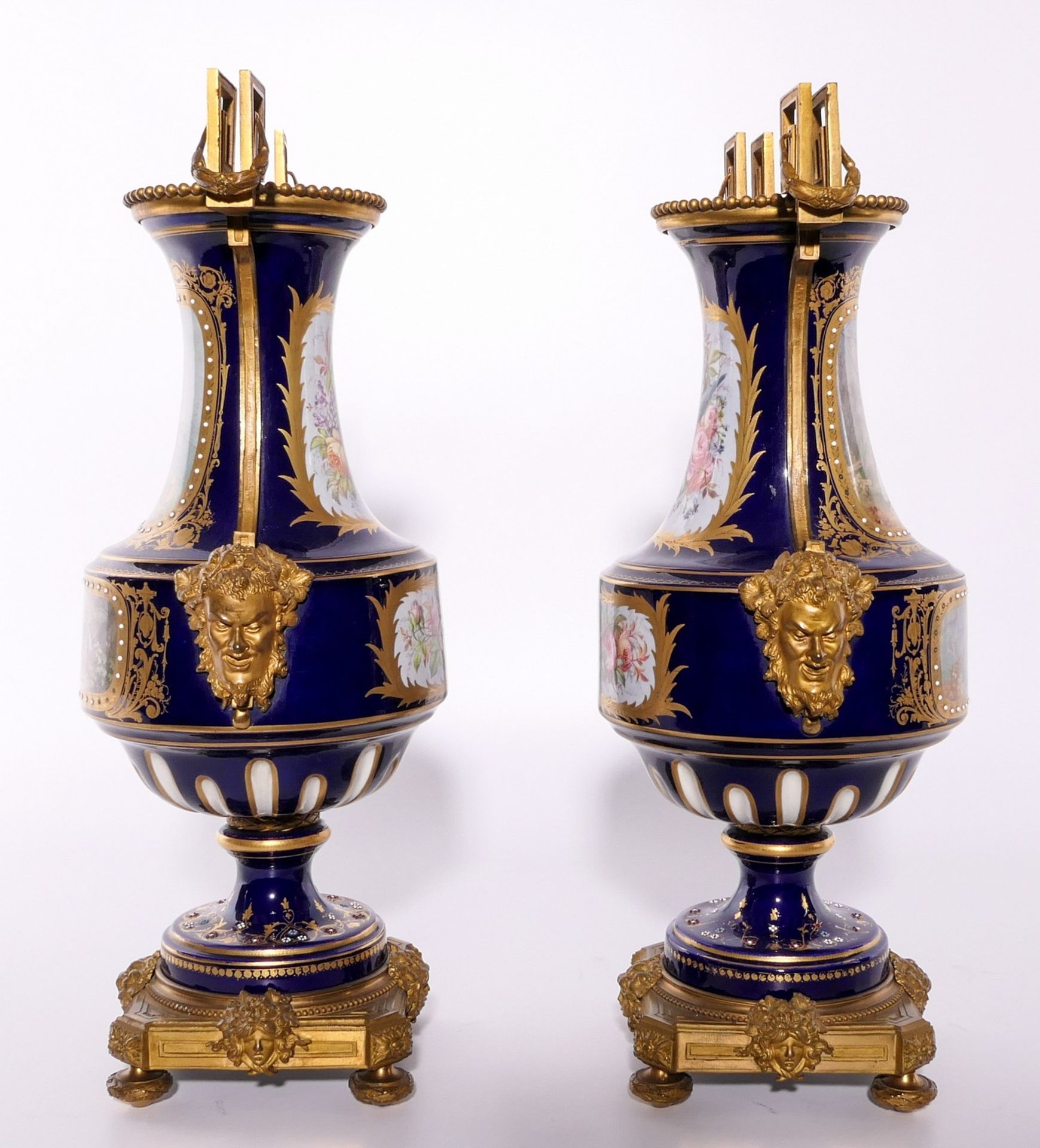 A pair of Neoclassical vases in Sèvres-porcelain, blue royale ground, the front with gilt cartouches - Image 2 of 11