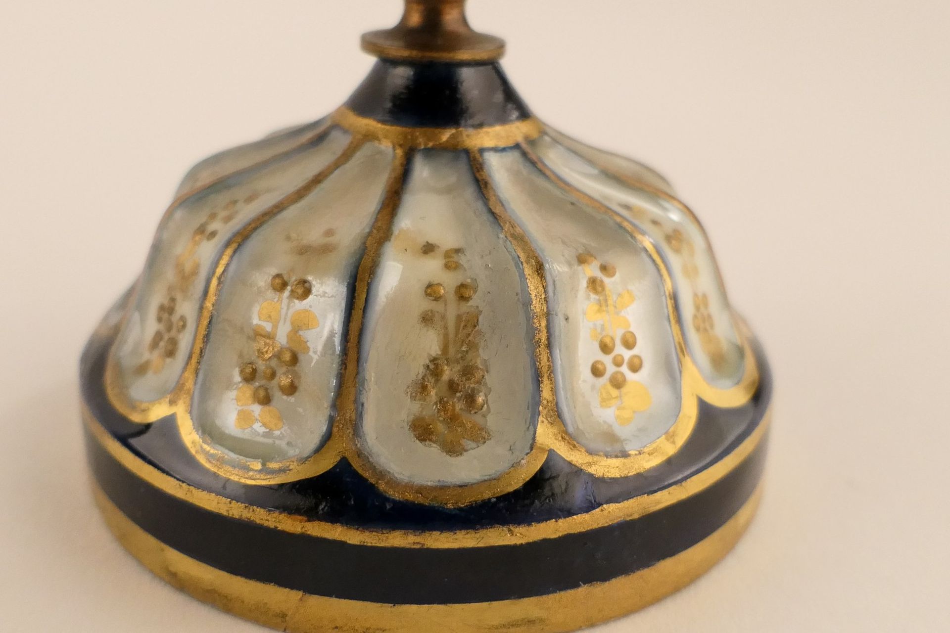 A pair of ornamental vases in Sèvres-porcelain, with gold-layered blue royale ground and bronze - Image 13 of 15