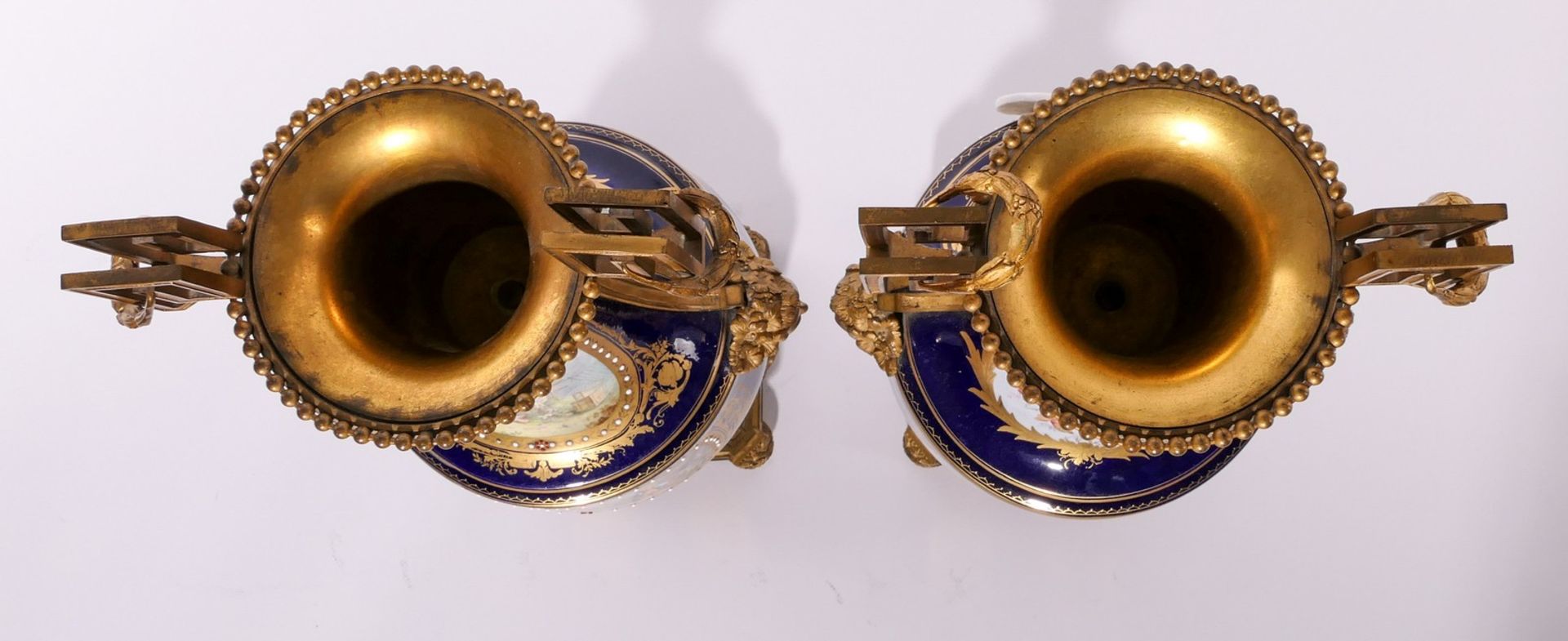 A pair of Neoclassical vases in Sèvres-porcelain, blue royale ground, the front with gilt cartouches - Image 7 of 11