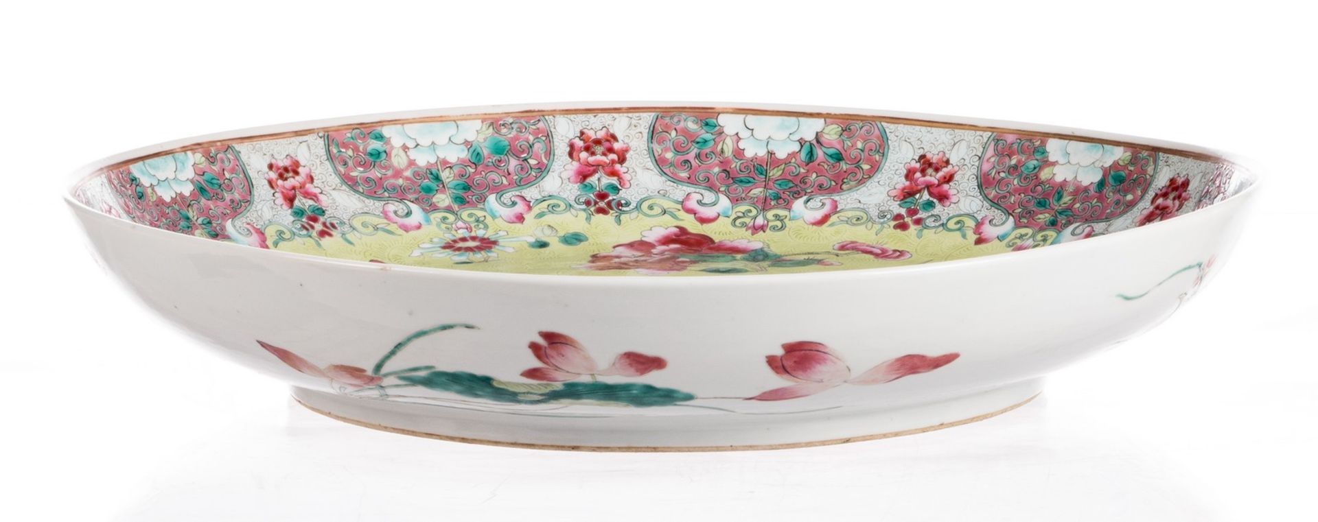 A Chinese green ground famille rose plate, decorated with flower branches, Qianlong mark, H 8,5 cm - - Bild 7 aus 7