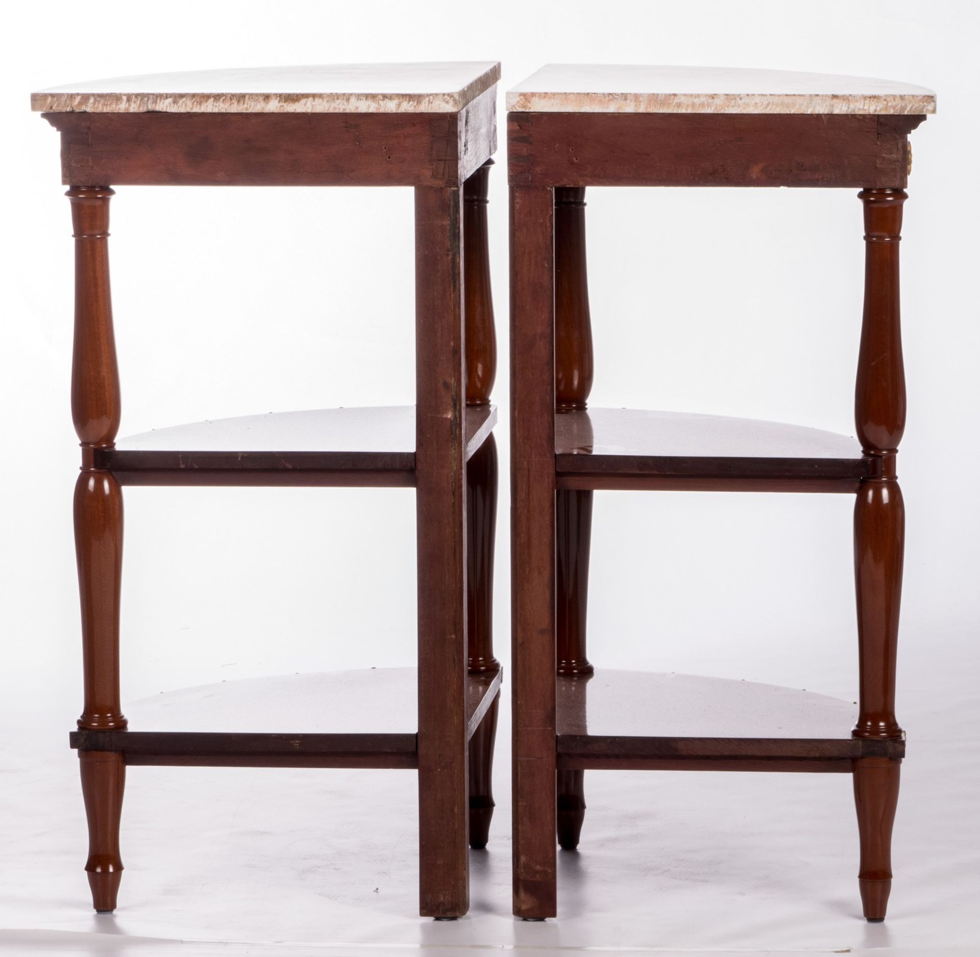A pair of Neoclassical mahogany corner chests with fine gilt bronze mounts, marked 'Jacob Frères Rue - Bild 3 aus 9