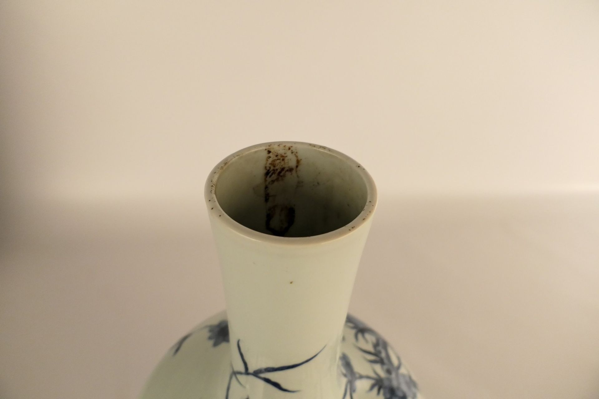A Chinese blue and white nine peaches bottle vase, marked Qianlong, H 38,5 cm - Bild 10 aus 14