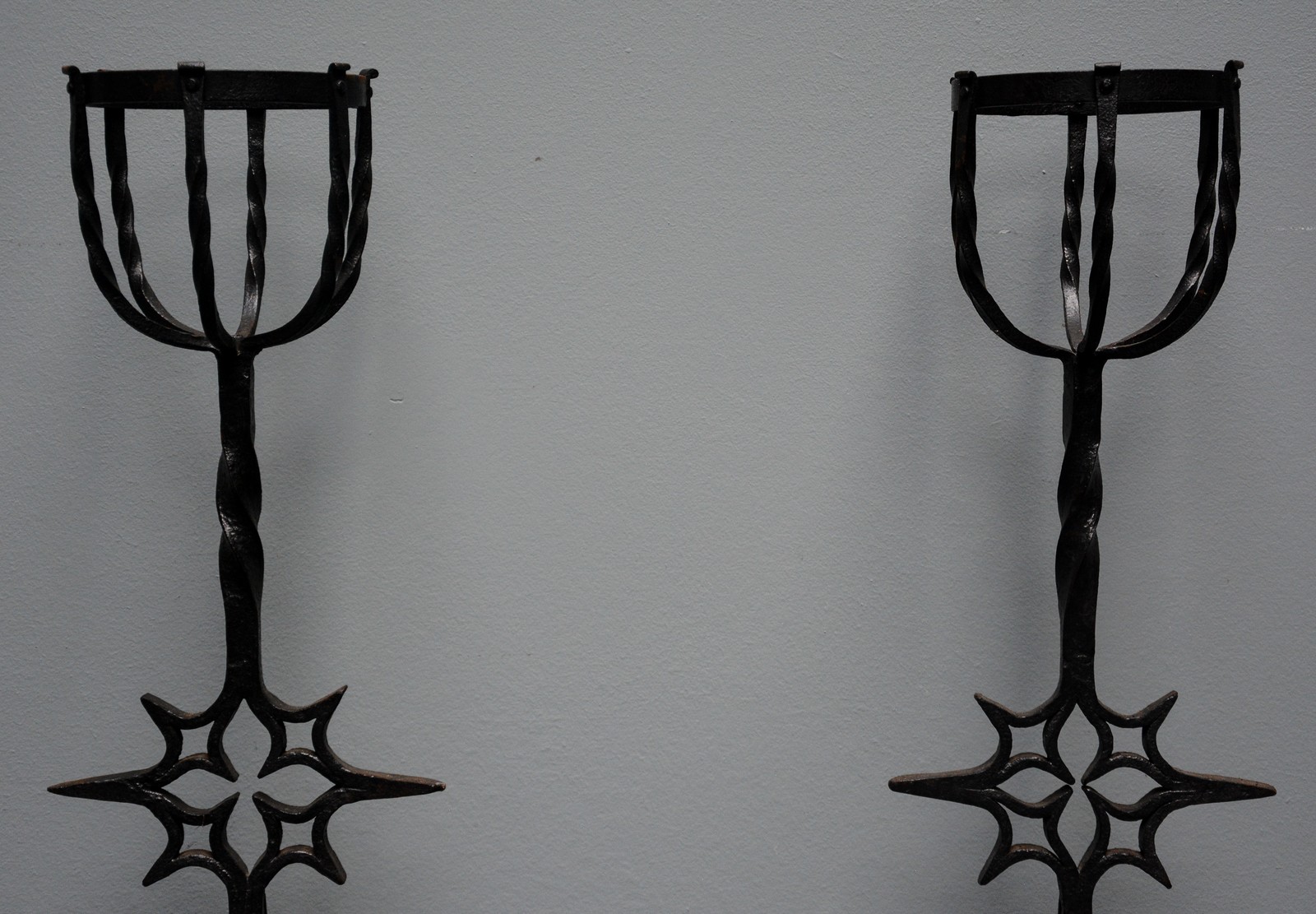A pair of Gothic style wrought iron andirons, H 83 cm - Image 4 of 6