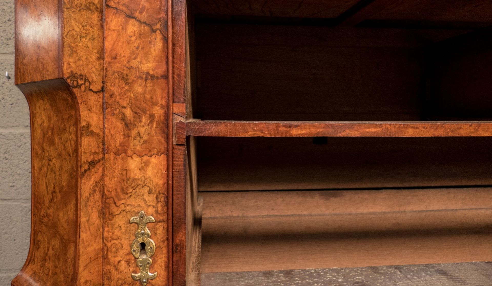 An exceptional walnut veneered Dutch cabinet, third quarter 18thC, H 248 - W 184 - D 69 cm - Bild 9 aus 18