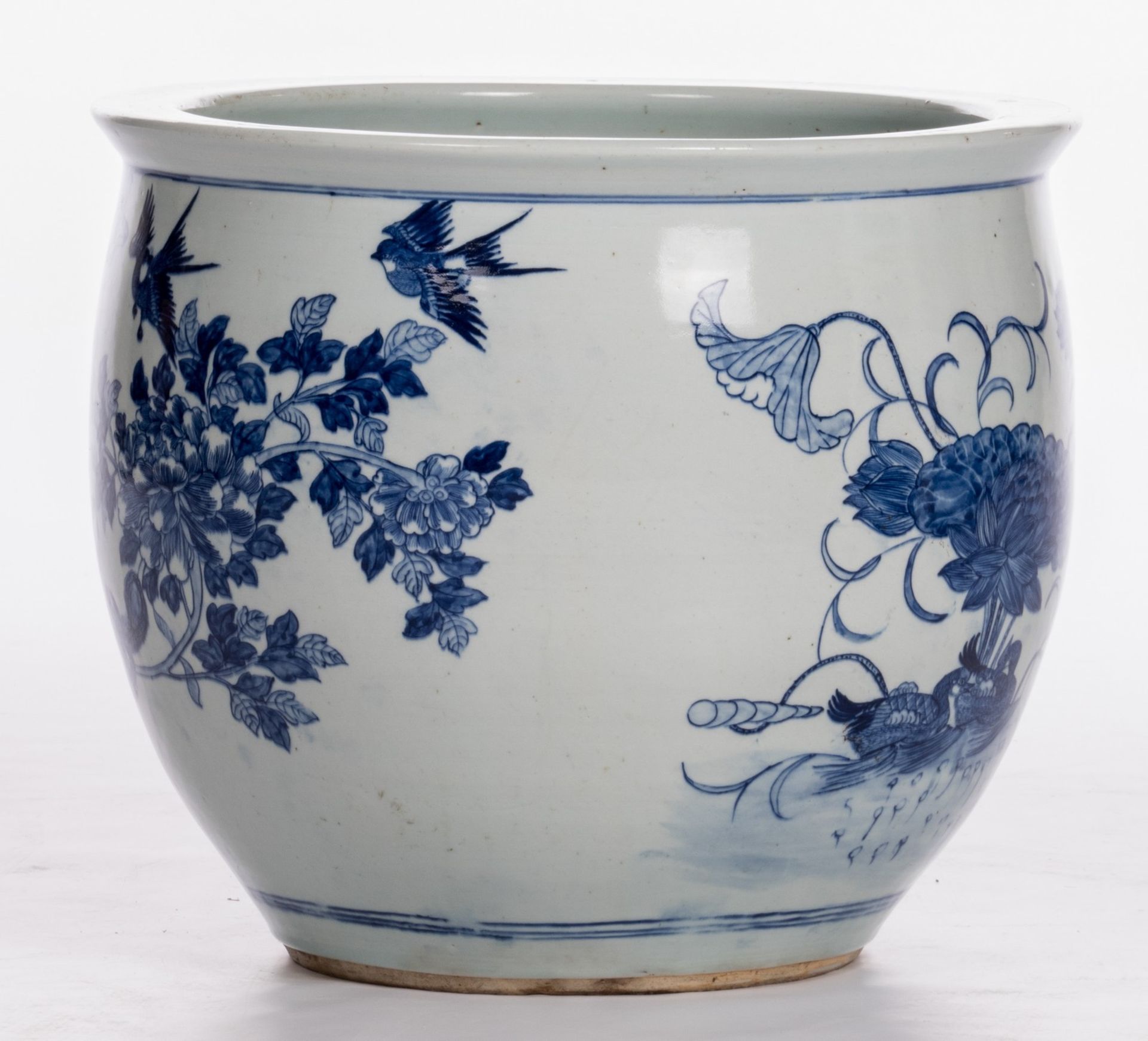 A fine Chinese blue and white decorated fish bowl, overall decorated with birds and flower branches, - Image 4 of 8