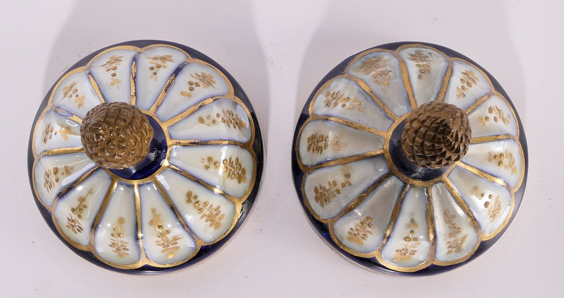A pair of ornamental vases in Sèvres-porcelain, with gold-layered blue royale ground and bronze - Image 6 of 15