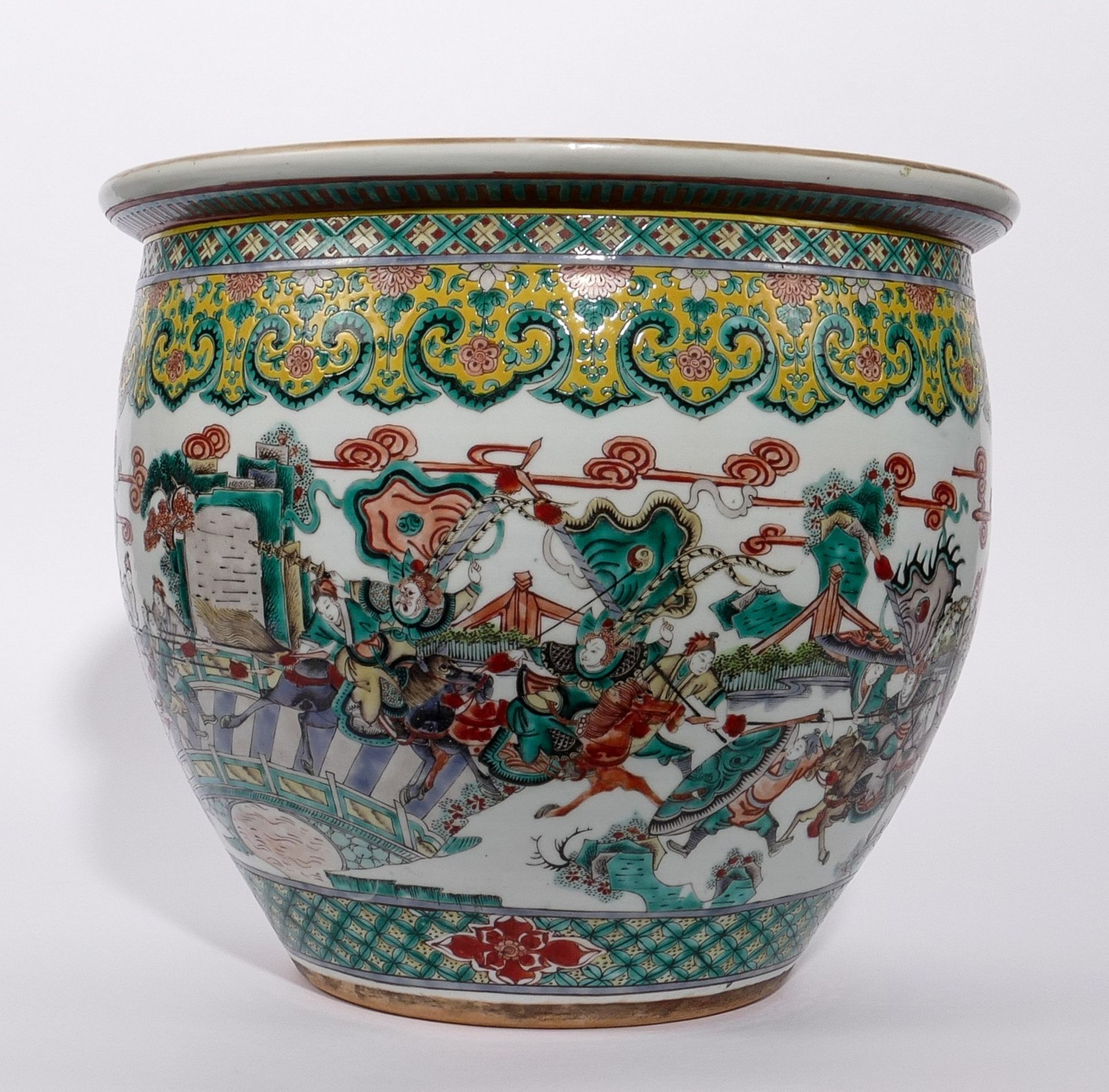 A Chinese famille verte fish bowl, decorated with a court scene and warriors, H 35,5 - Diameter 41 - Bild 4 aus 8