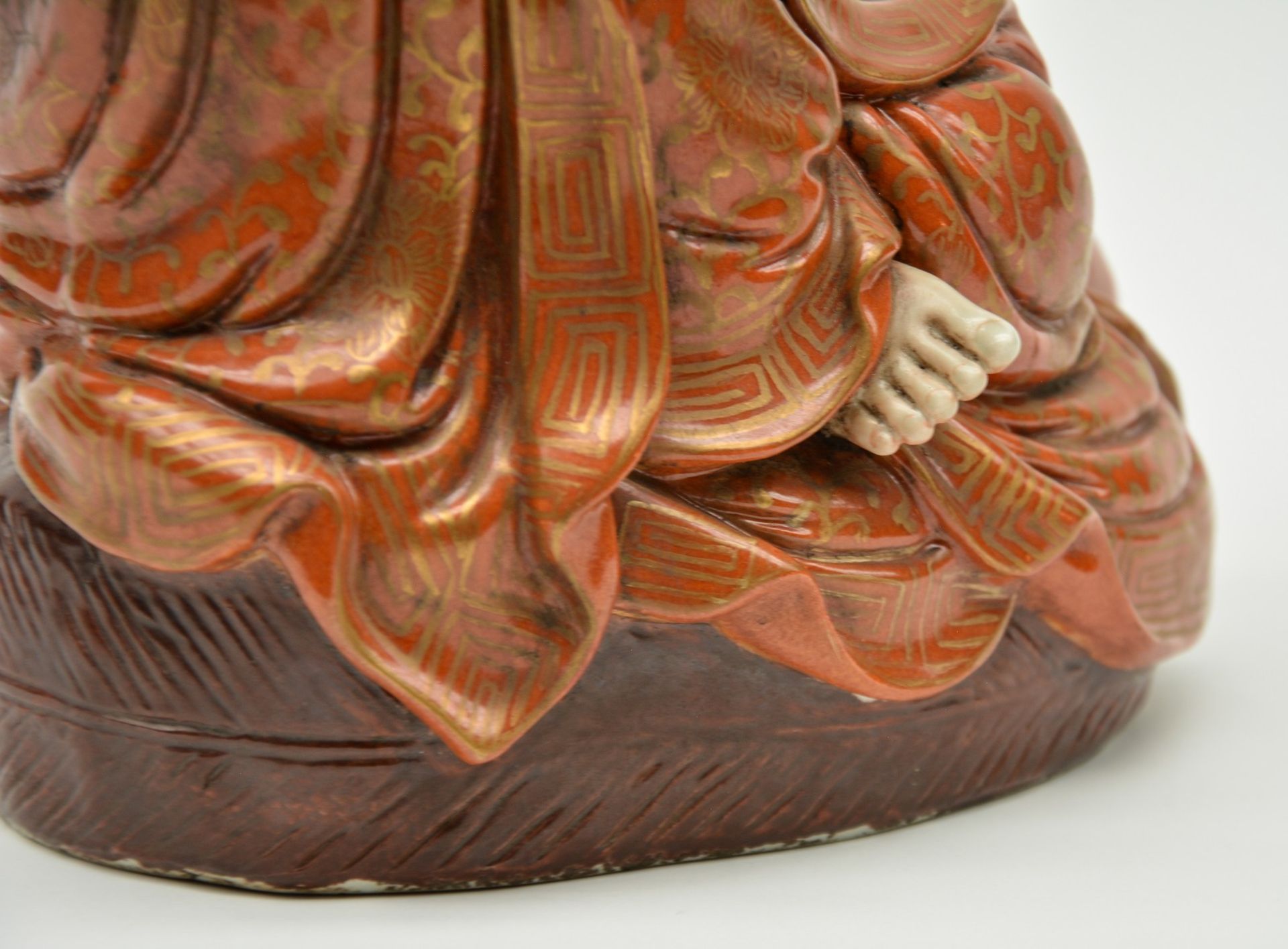 A Chinese polychrome decorated Guanyin, H 36 cm - Bild 7 aus 9