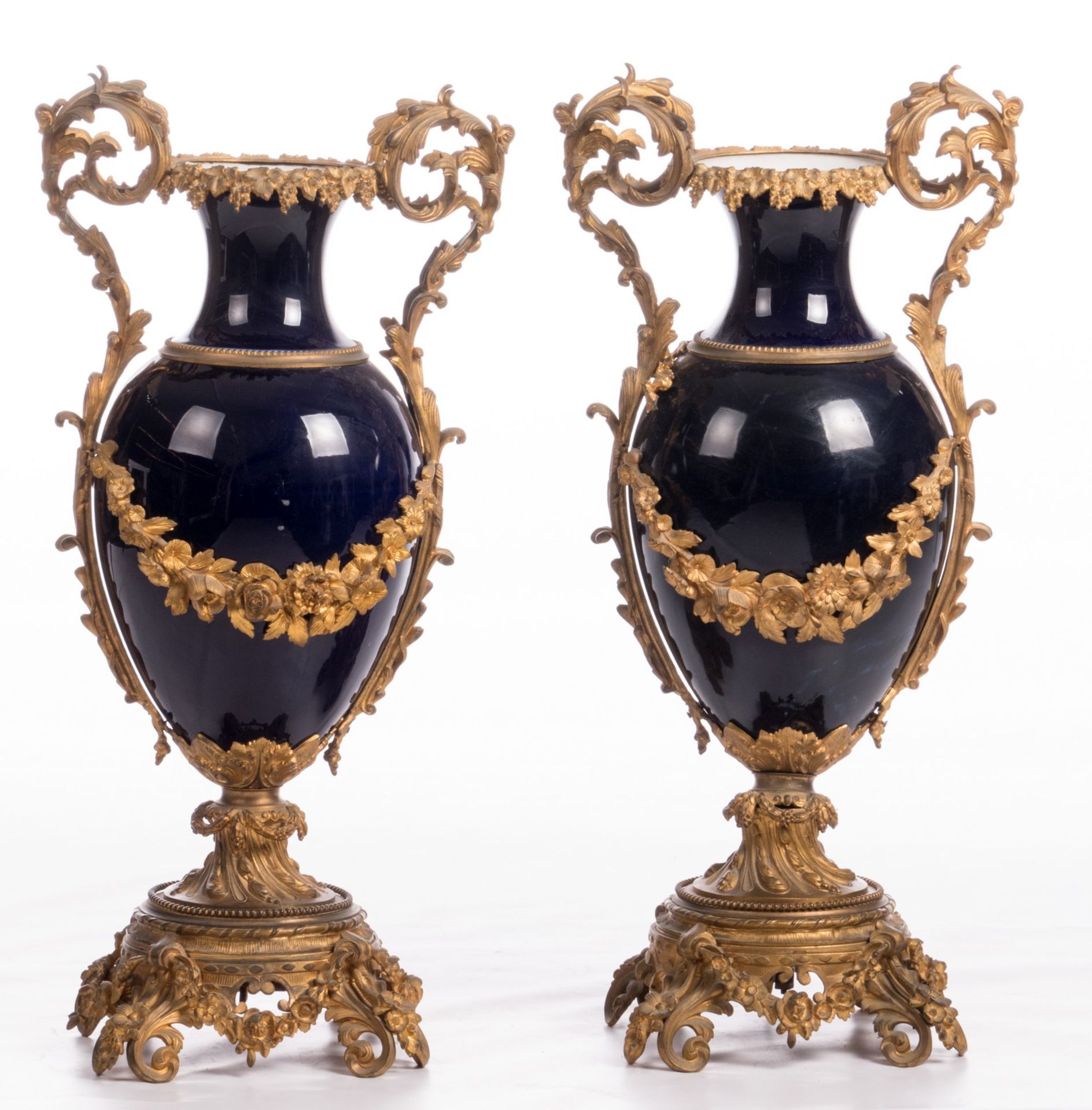 A pair of Nap. III-style ornamental vases in porcelain, blue royale ground and impressive gilt - Image 3 of 6