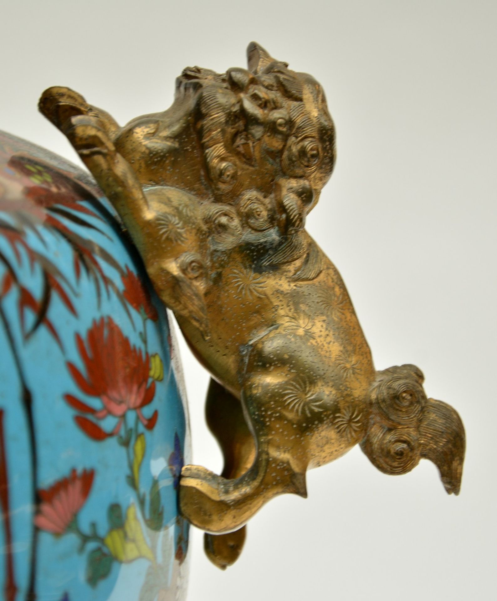 A Chinese cloisonné vase and cover, decorated with animals and floral motifs, the gilt bronze - Bild 15 aus 18