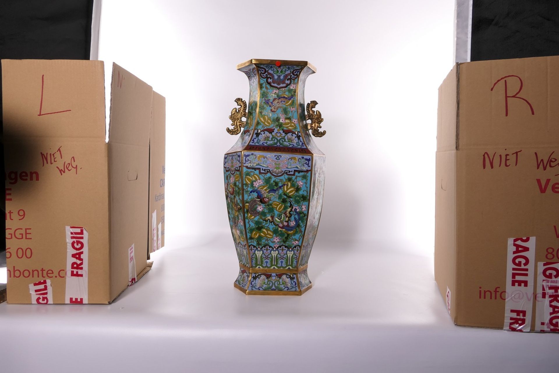 A Chinese hexagonal cloisonné vase, decorated with butterflies and floral motifs, ears relief - Bild 8 aus 10