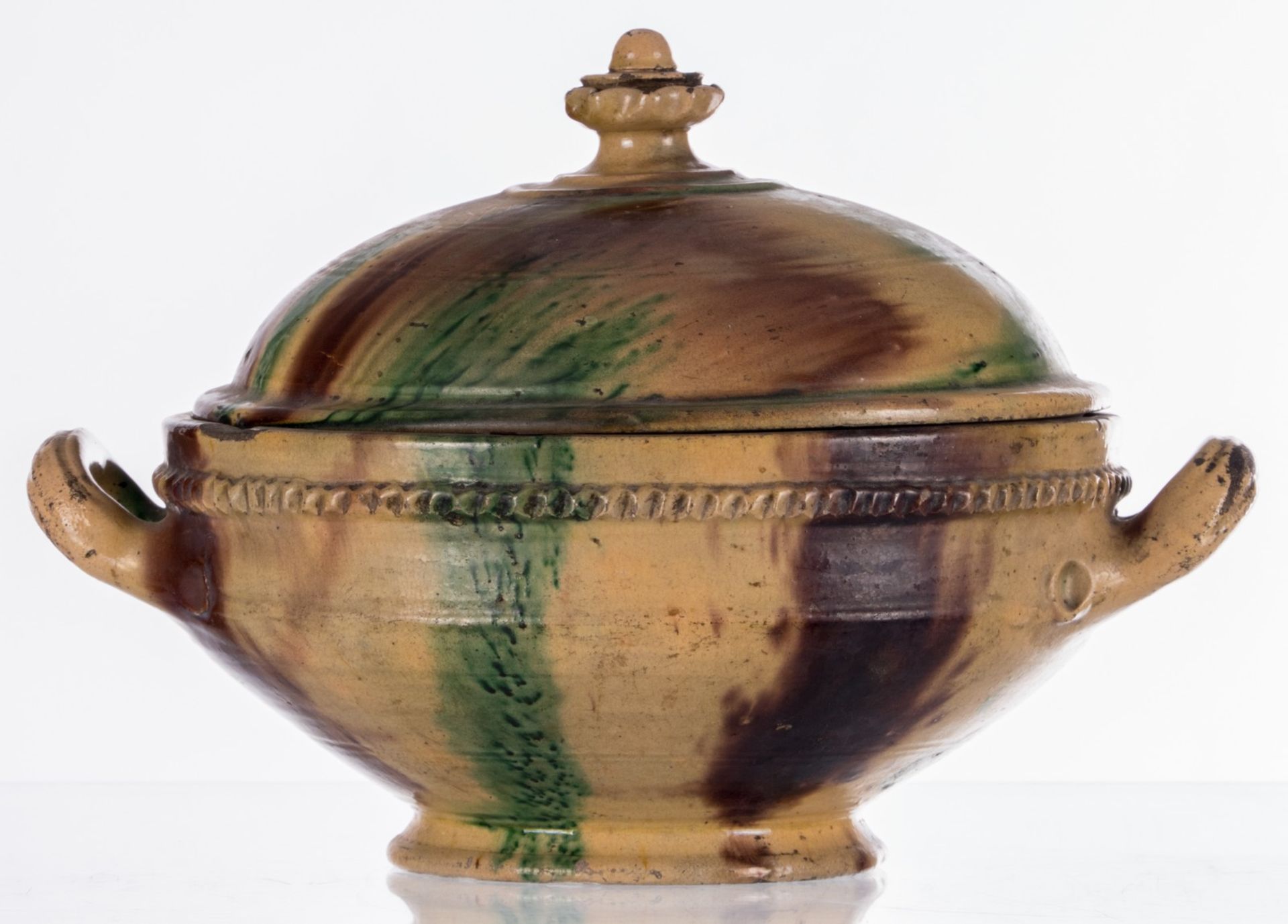 A 19thC polychrome decorated earthenware tureen, H 25 - W 34 cm - Image 2 of 11