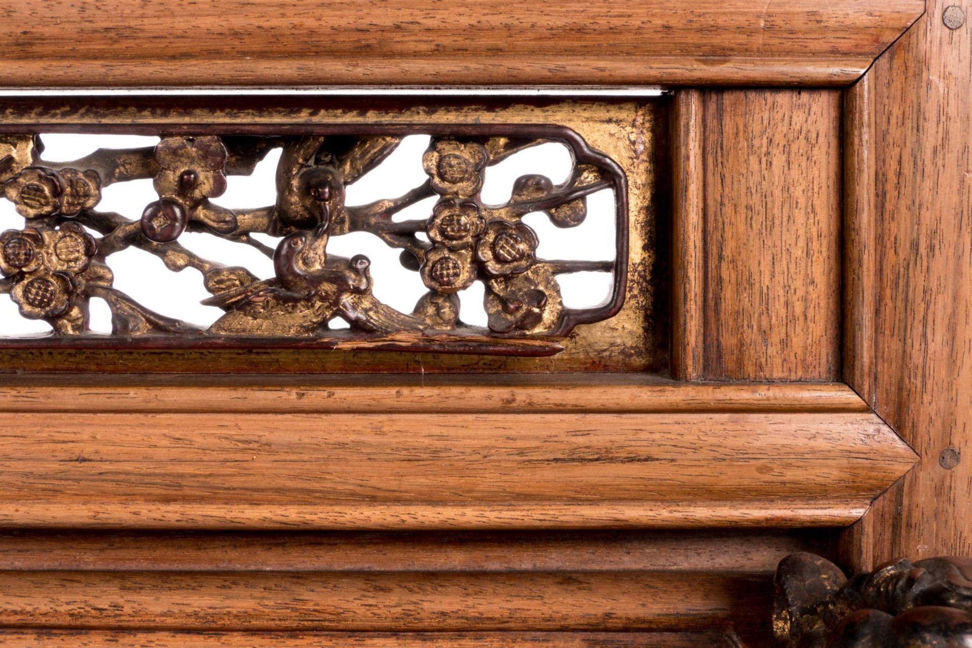 A Chinese polychrome and gilt wooden table screen, the base with Fu lions relief decorated, the - Bild 8 aus 15