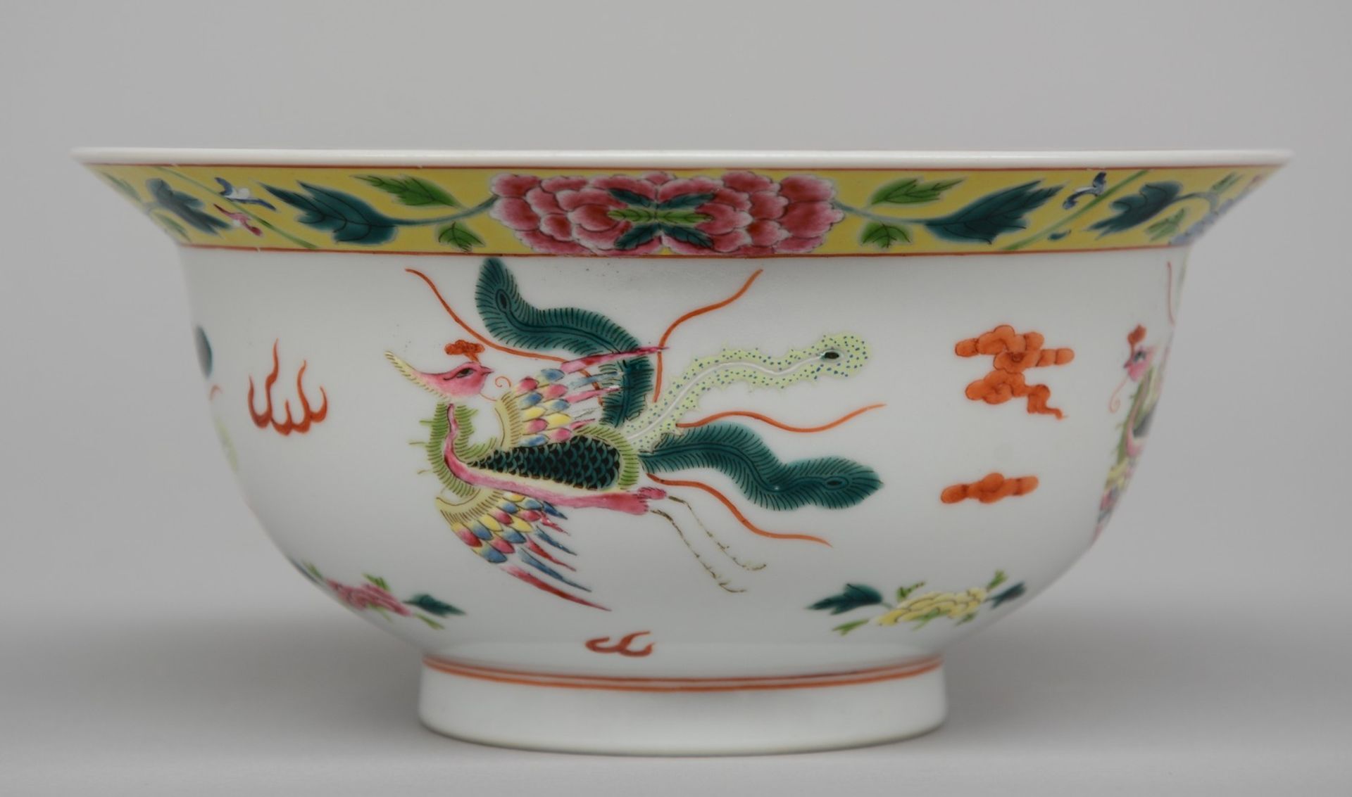 A Chinese polychrome bowl, decorated with butterflies and flowers, marked Kangxi (1662 - 1722), - Bild 5 aus 8