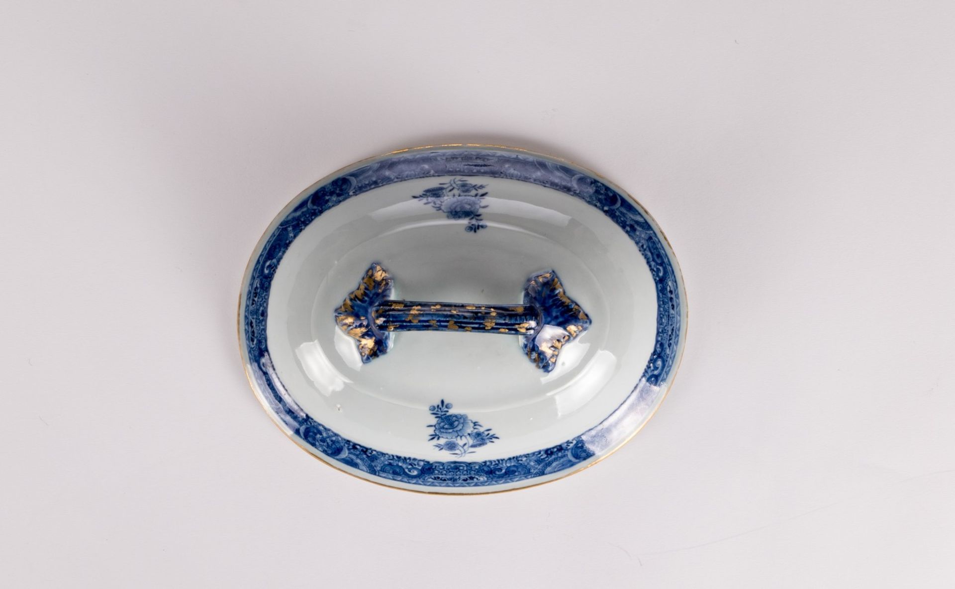 A Chinese blue and white and gilt decorated tureen on a matching plate with floral motives, 18thC; - Image 12 of 16