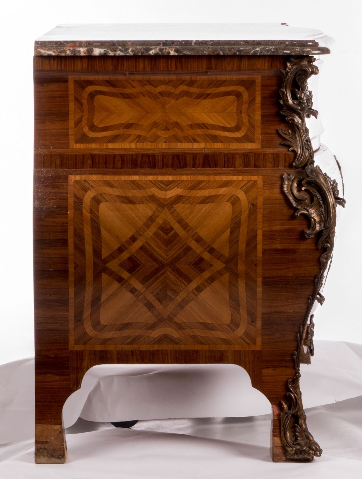 Commode à la régence, Rococo style, mahogany and rosewood veneer, bronze mounts and marble top, H 89 - Bild 10 aus 16