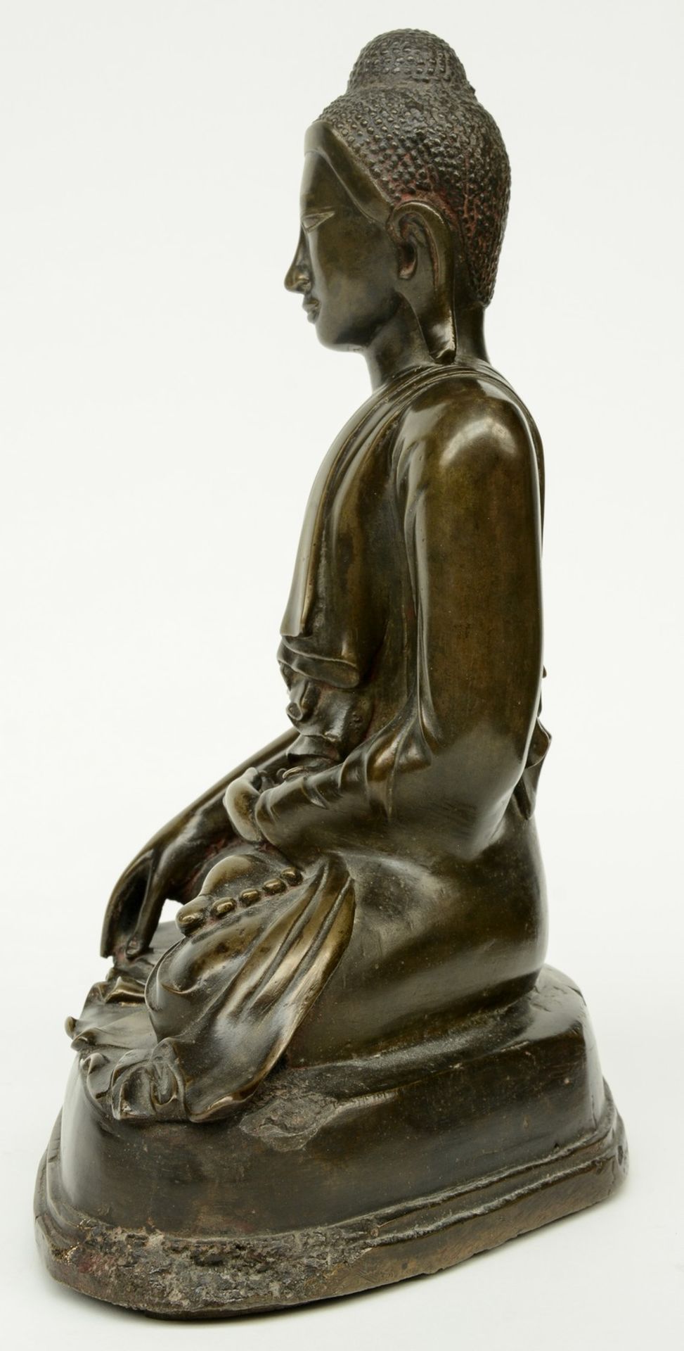 An Oriental bronze Buddha, H 37 cm - Bild 3 aus 6
