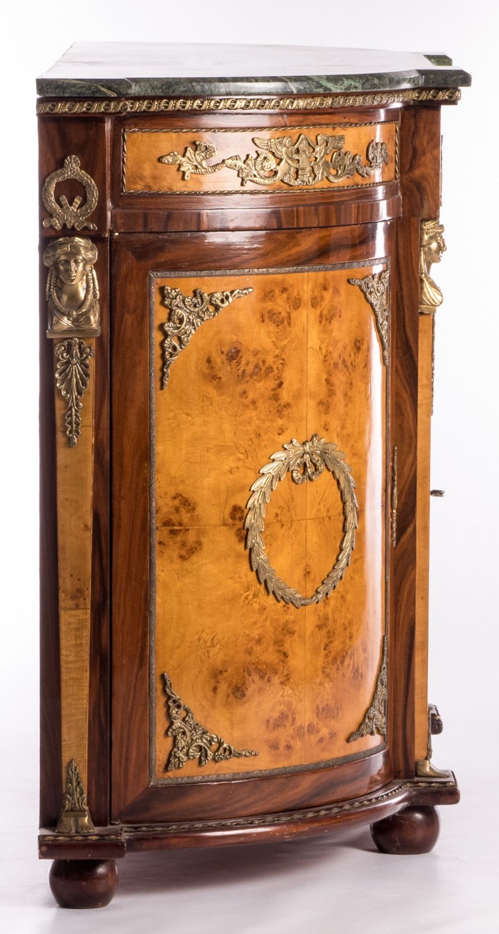 A neoclassical commode, mahogany and burr wood veneered, bronze mounts and vert de mer marble top, - Bild 5 aus 8