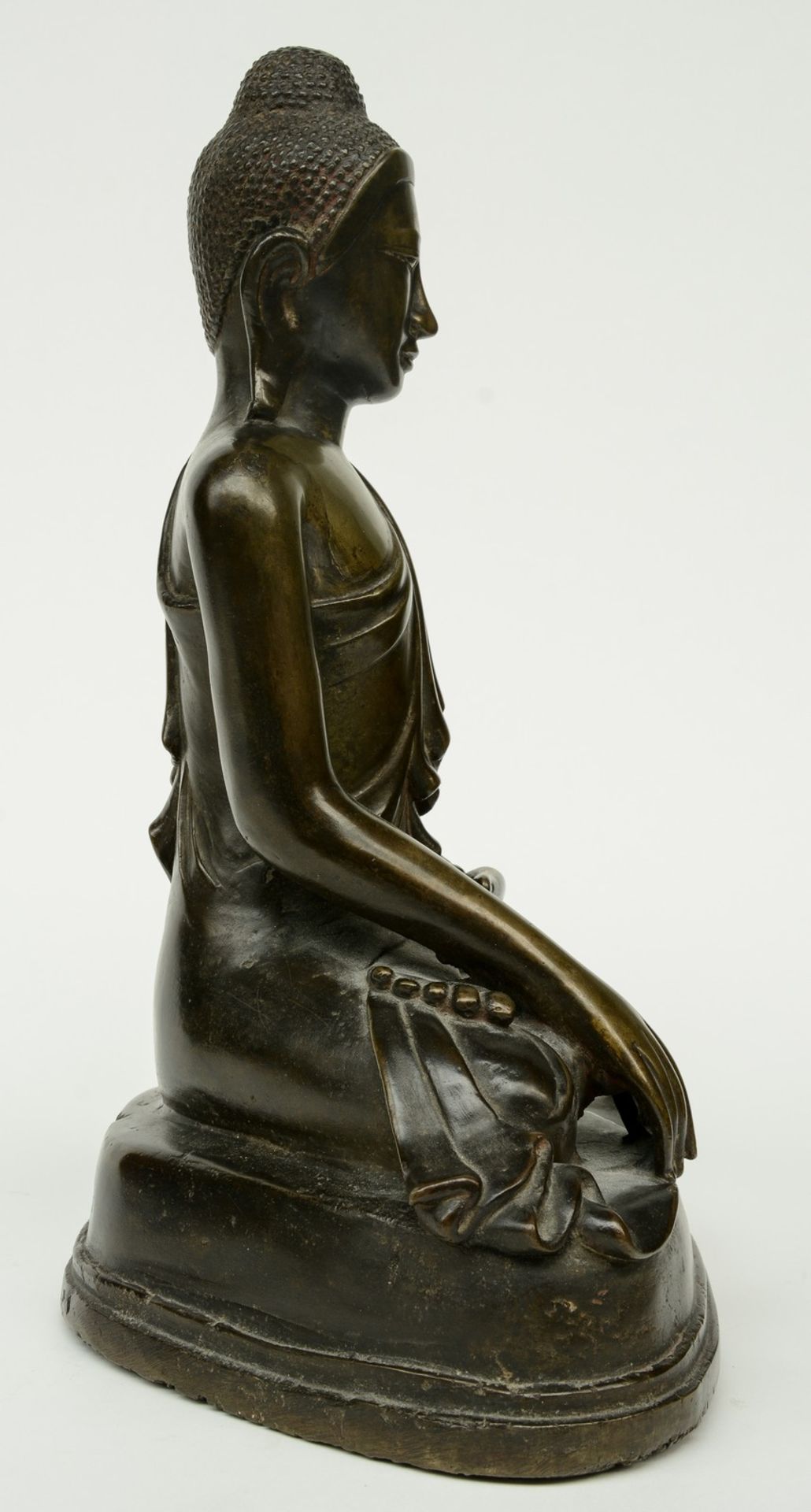 An Oriental bronze Buddha, H 37 cm - Bild 5 aus 6