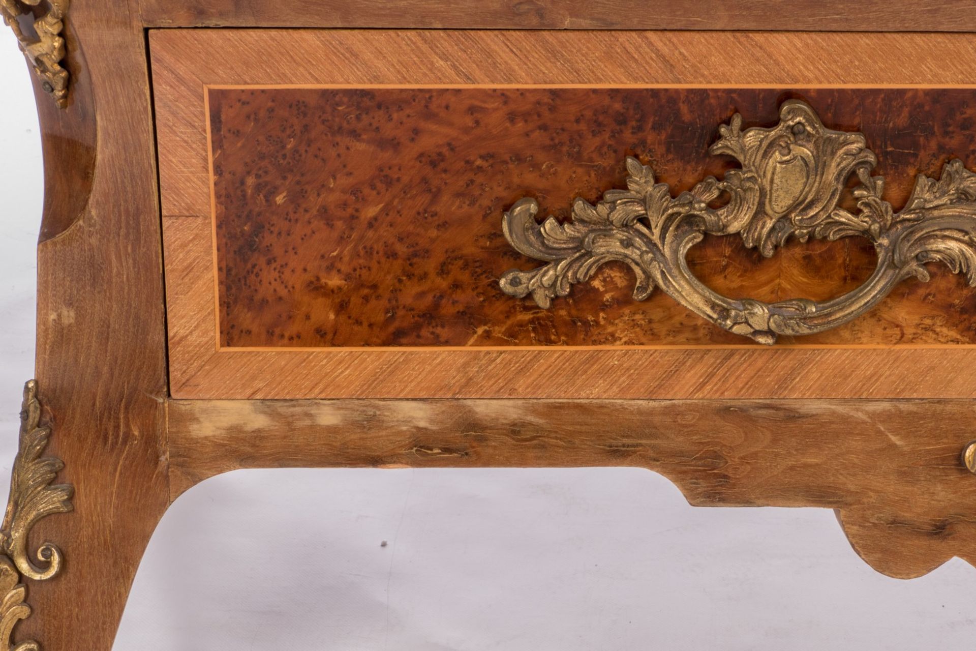 A mahogany and walnut veneered chest of drawers a la régence, bronze mounts and Rosso Verona - Bild 11 aus 12