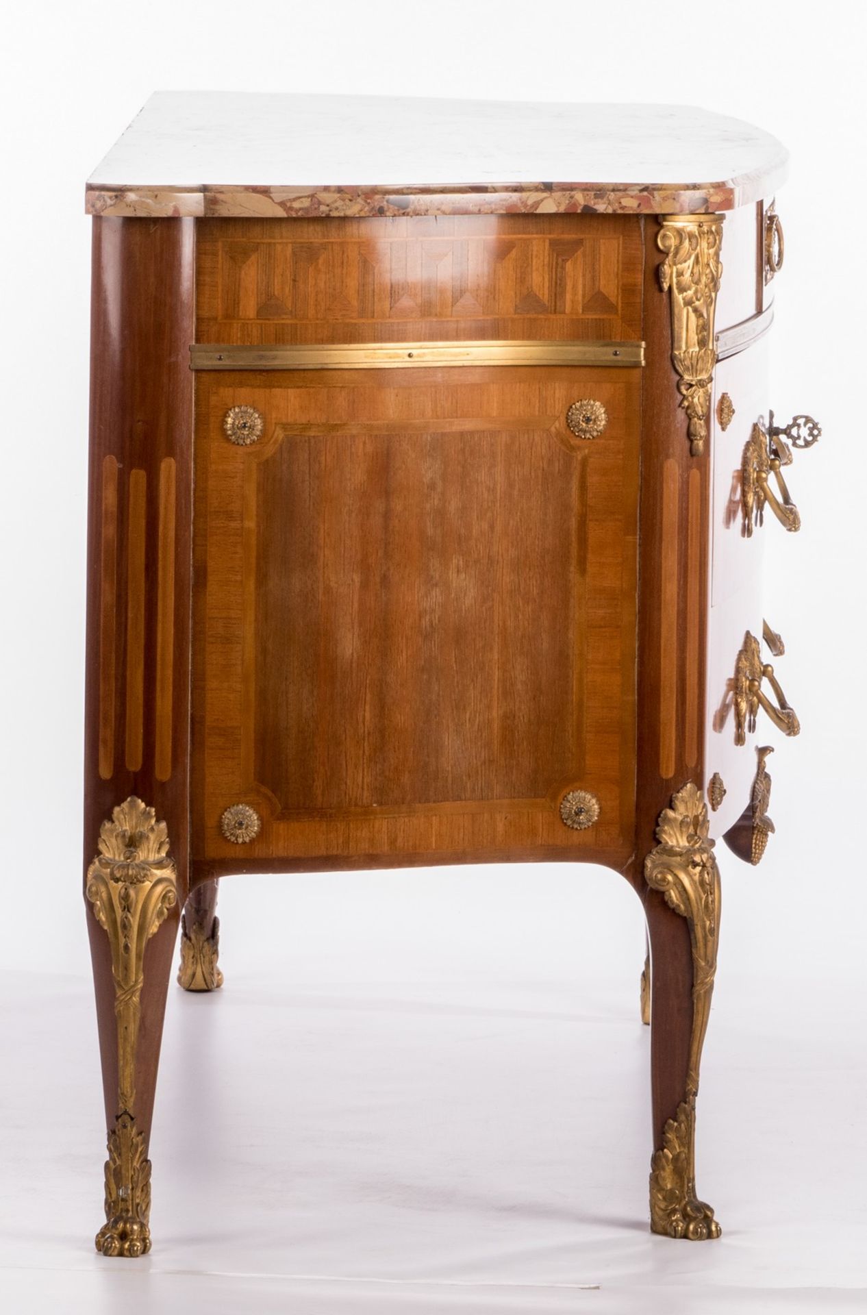 A neoclassical mahogany veneered commode, bronze mounts and a brèche d'Alep marble top, in the - Bild 5 aus 12
