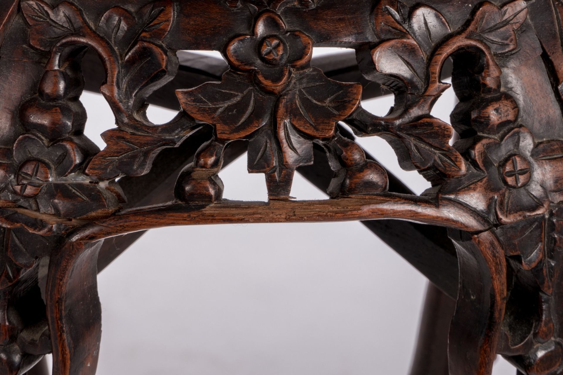 Two Chinese carved hardwood stools with marble top, about 1900, H 91 - 92 cm, Diameter 39 - 41 cm ( - Bild 9 aus 9