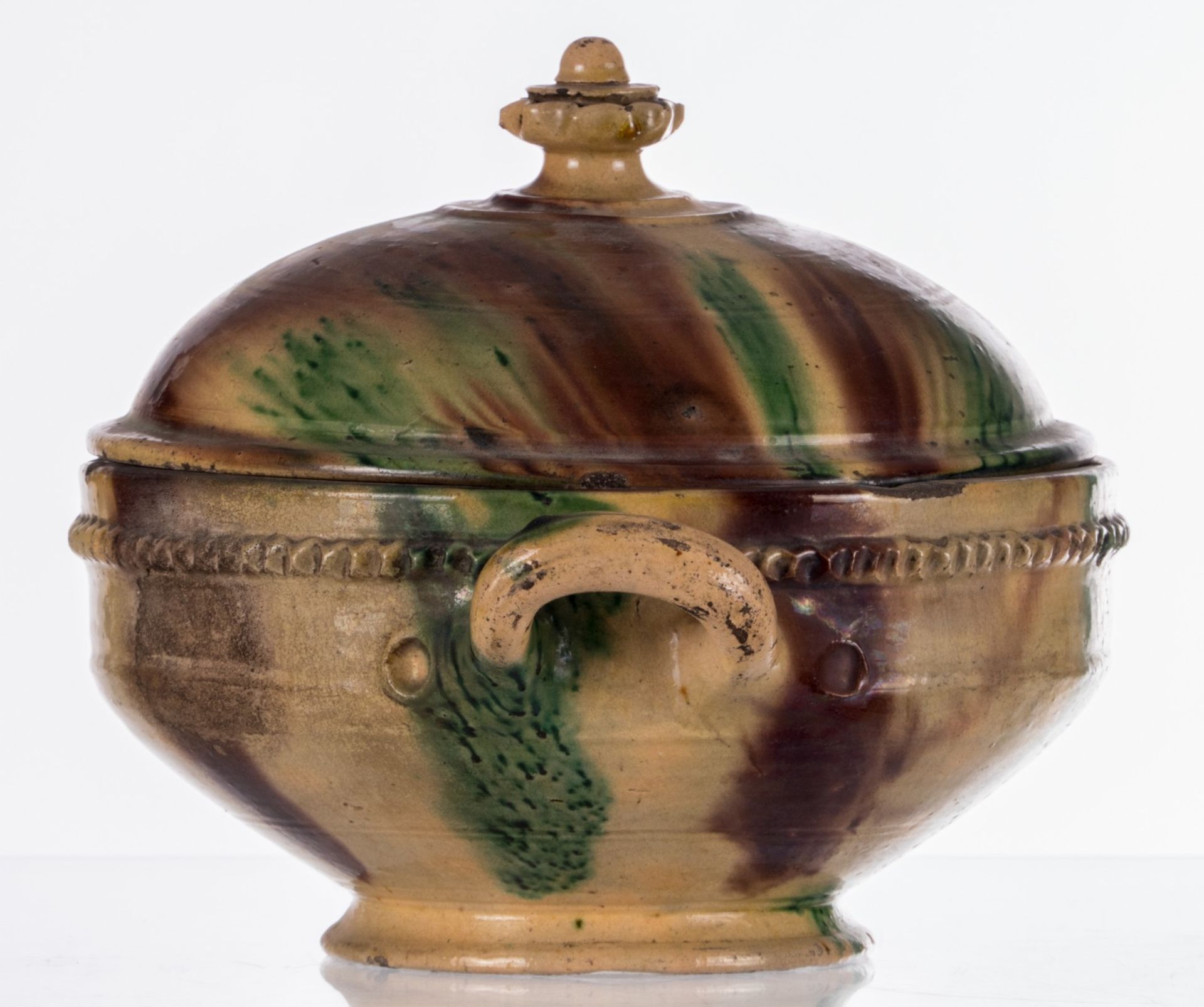 A 19thC polychrome decorated earthenware tureen, H 25 - W 34 cm - Image 5 of 11