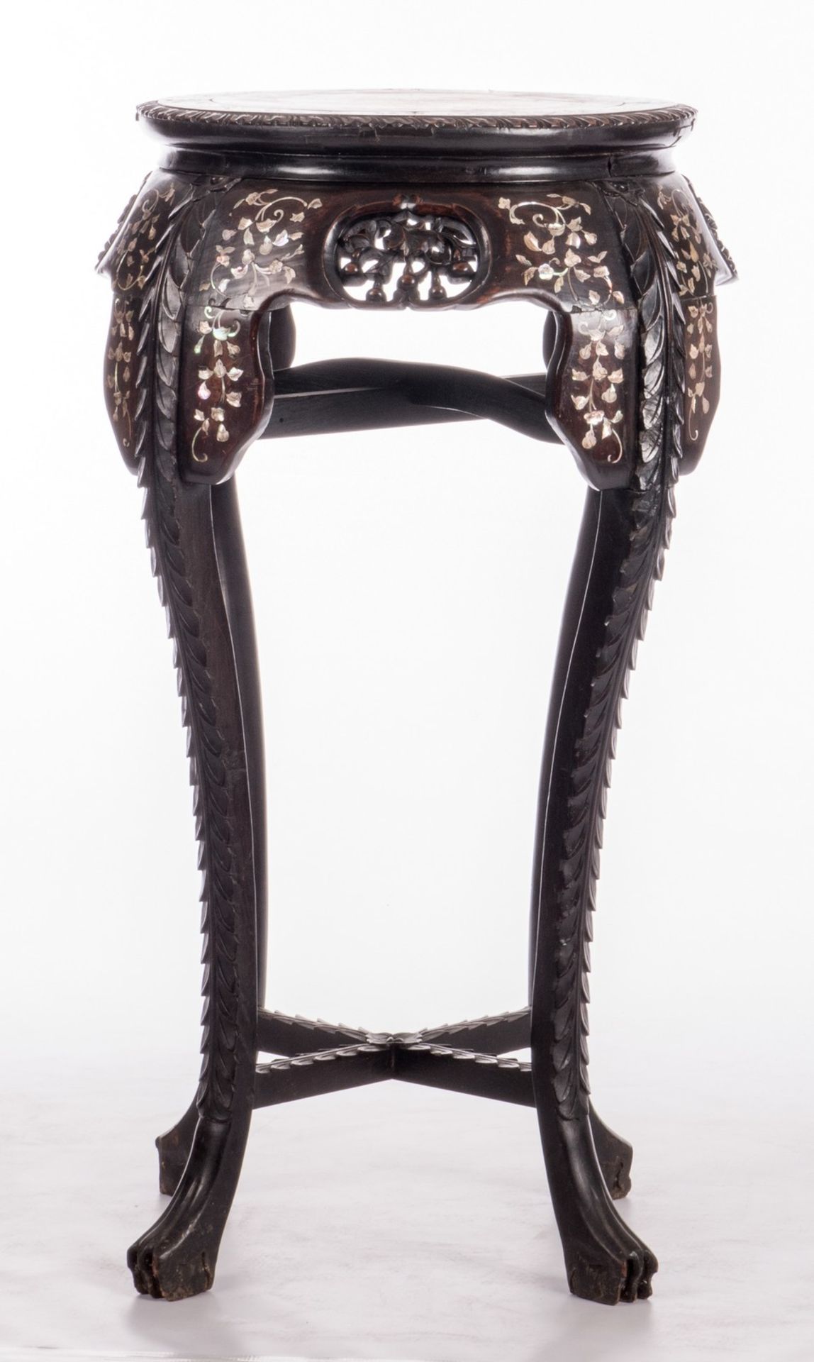 A large Chinese carved hardwood stool with mother-of-pearl inlay and a marble top, about 1900, H - Bild 3 aus 12
