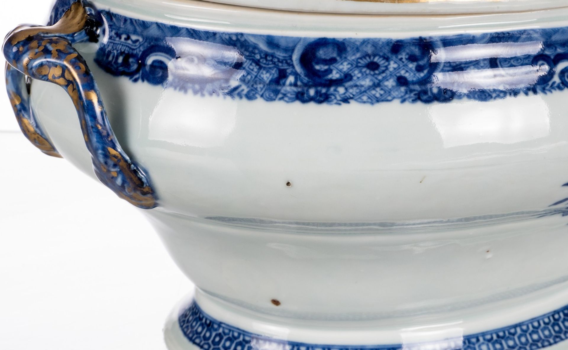 A Chinese blue and white and gilt decorated tureen on a matching plate with floral motives, 18thC; - Image 5 of 16