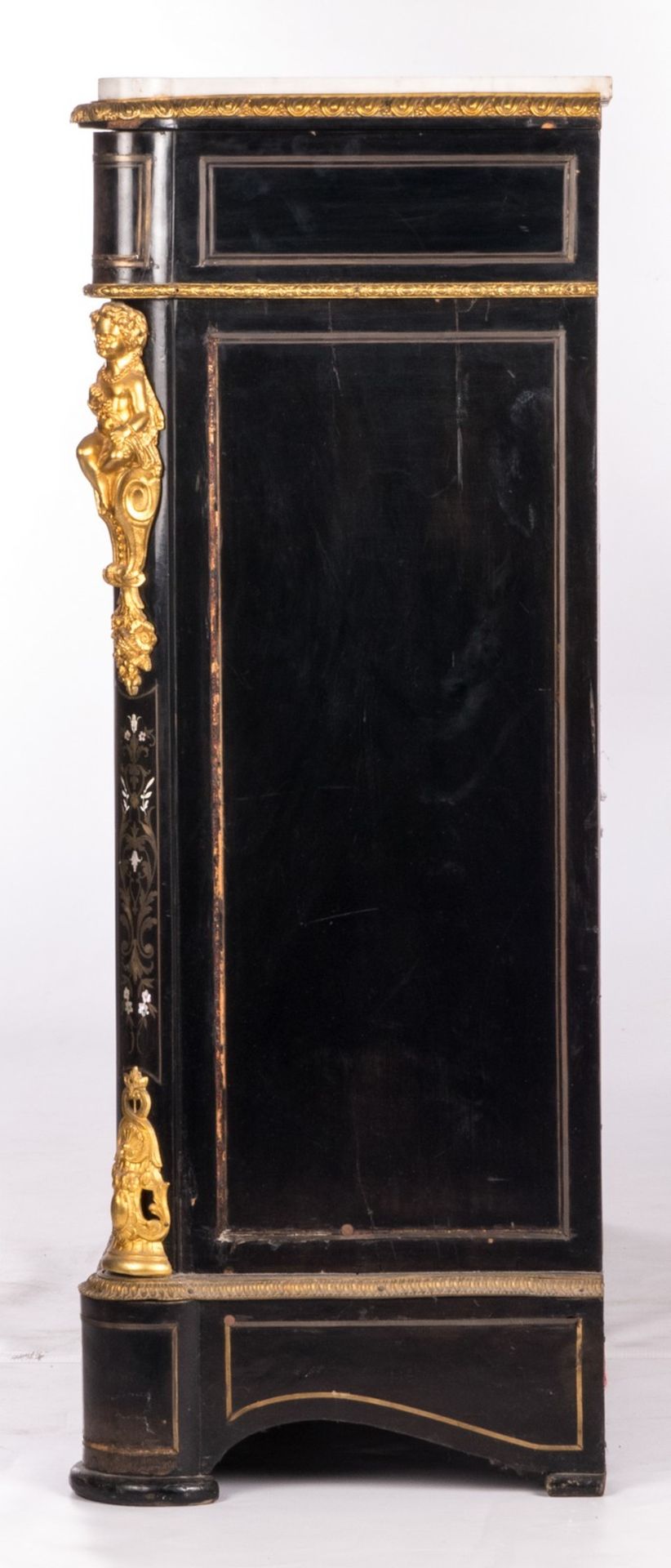 A so-called meuble d'appui 'en deuil' in Nap. III-style, brass and composite marquetry, gilt brass - Bild 3 aus 15