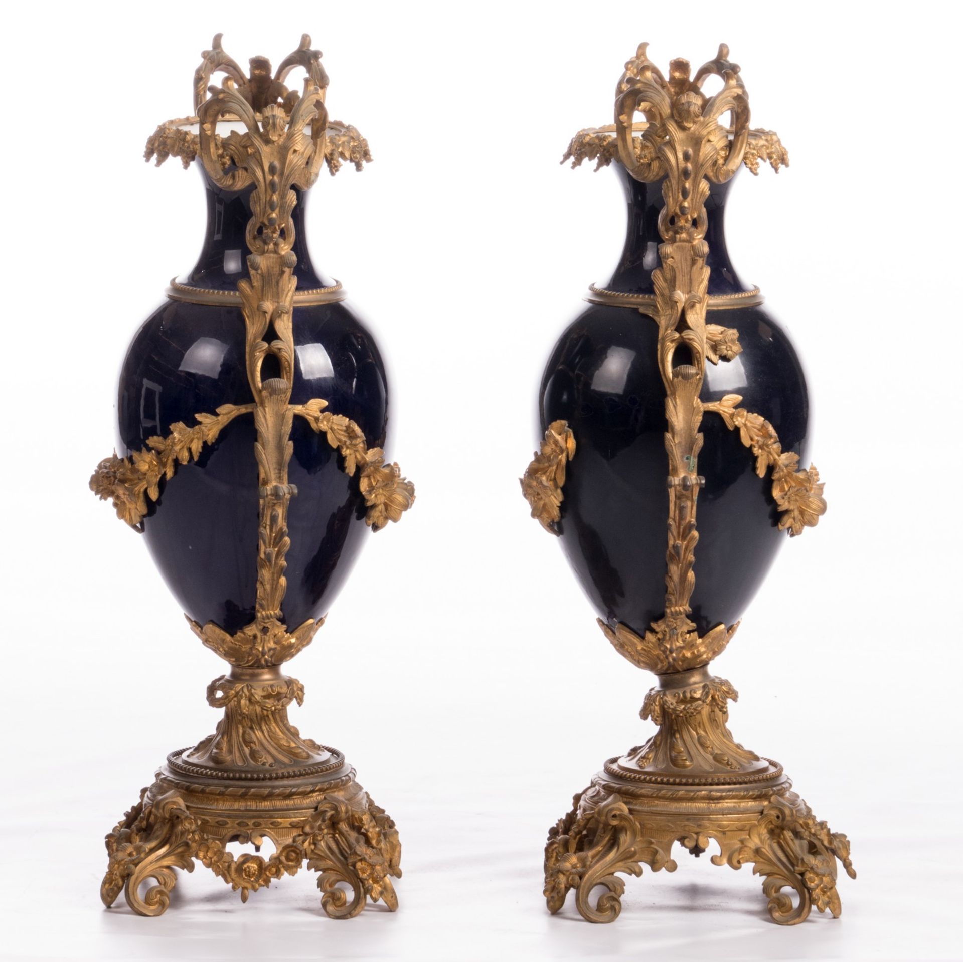 A pair of Nap. III-style ornamental vases in porcelain, blue royale ground and impressive gilt - Image 4 of 6