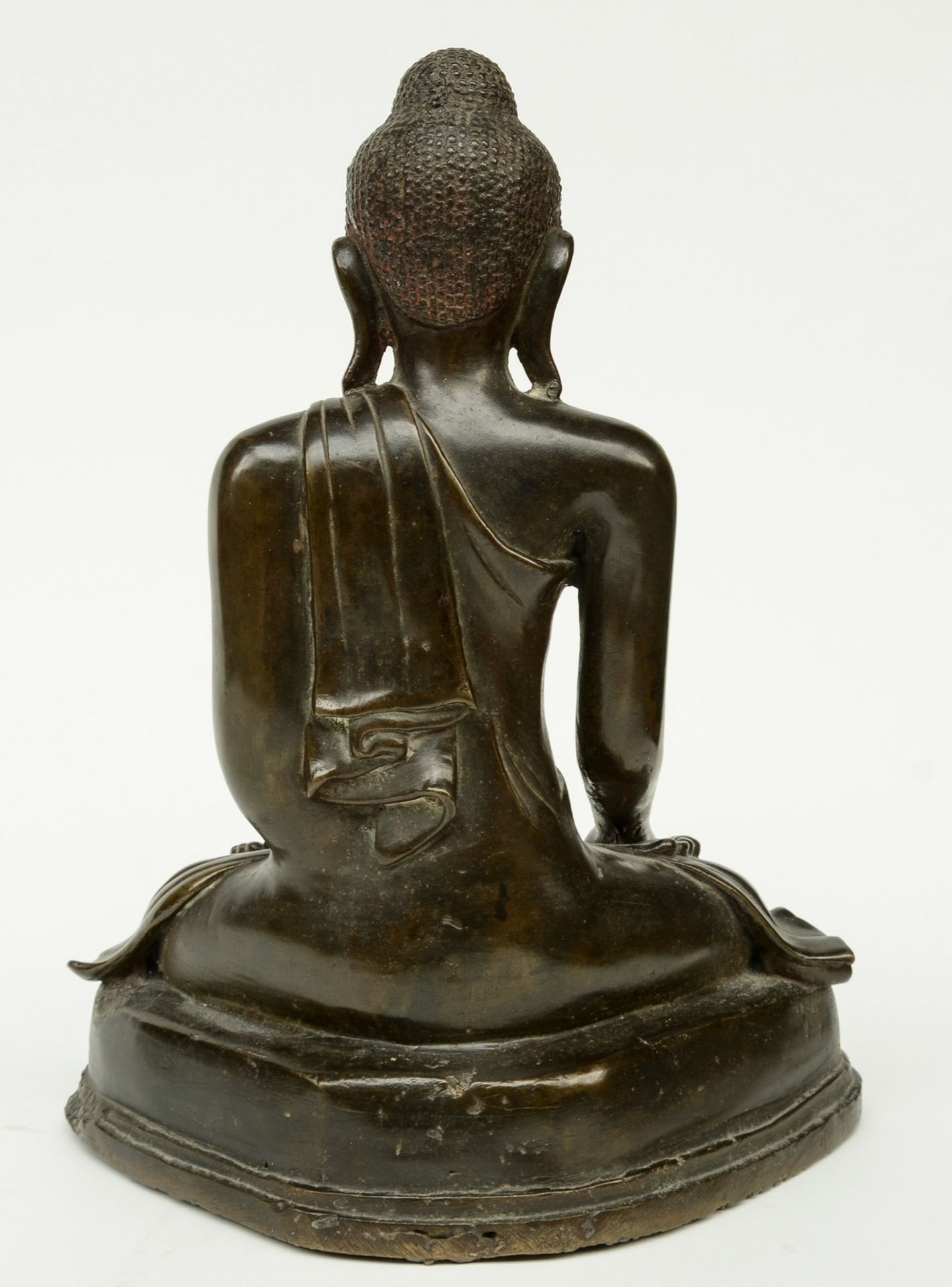 An Oriental bronze Buddha, H 37 cm - Bild 4 aus 6