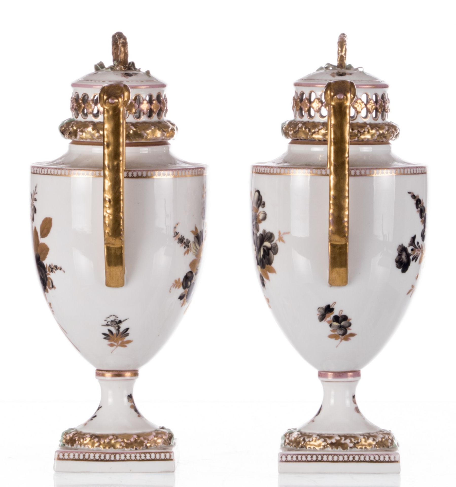 A pair of neoclassical vases with cover, polychrome and gilt decorated, with a Meissen - Augustus - Image 4 of 11
