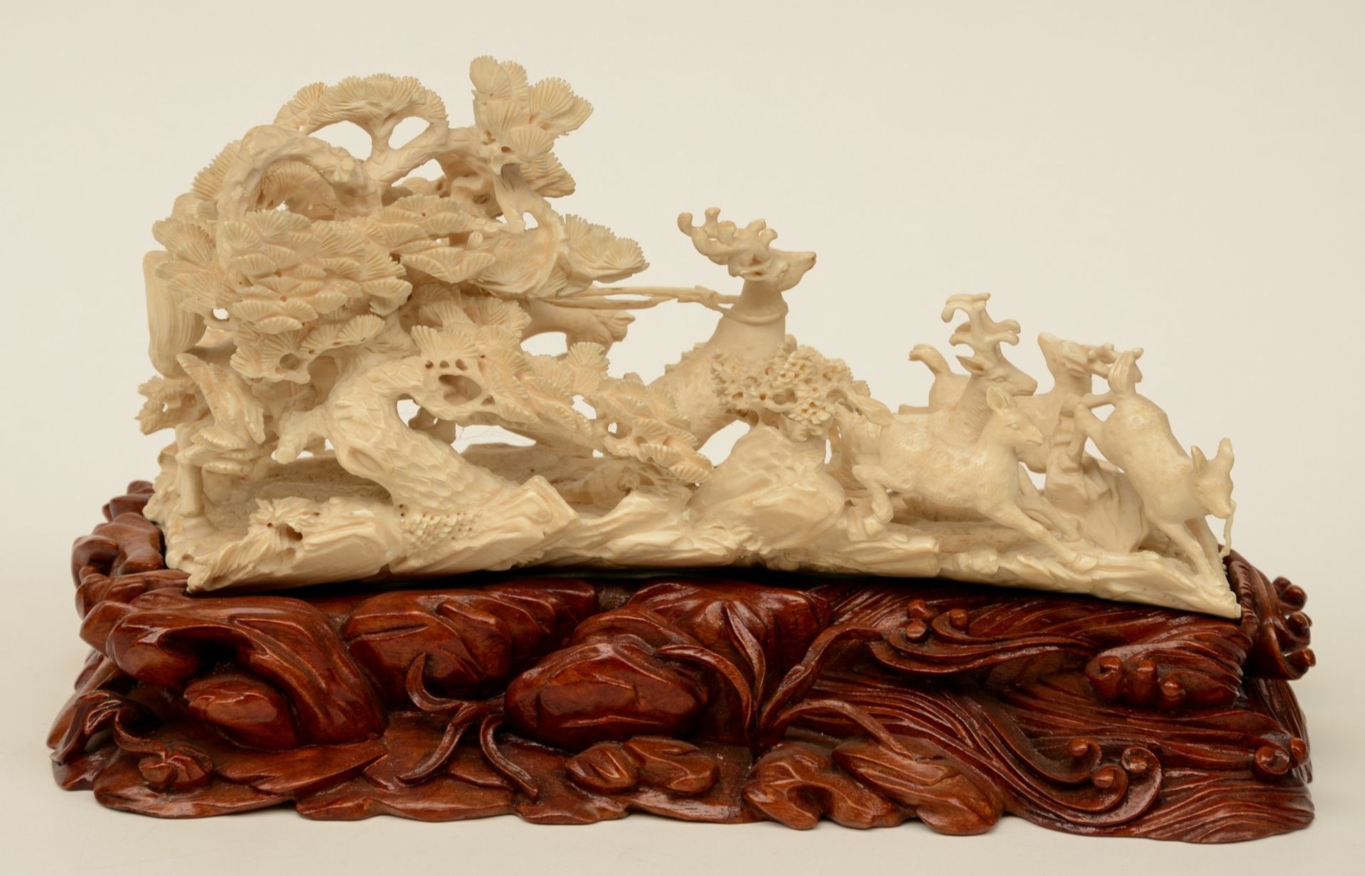 A Chinese ivory group depicting 'young heroes hunting for reindeers' on a carved wooden base, - Bild 3 aus 9