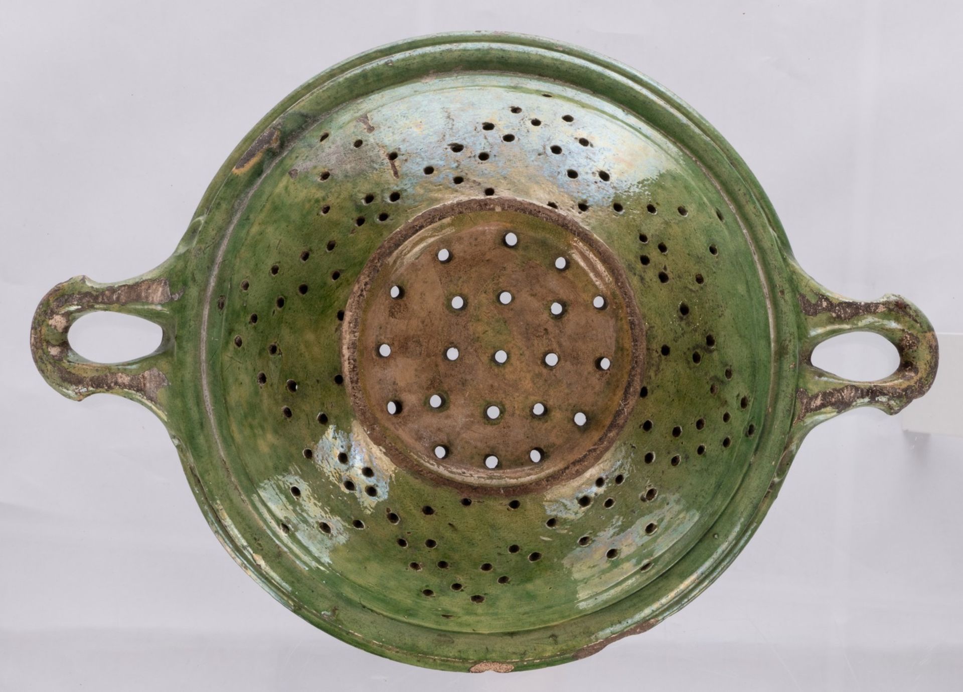 A 19thC stoneware canteen, W 27,5 cm; added a 19thC green glazed earthenware colander, W 40,5 cm - Image 6 of 9
