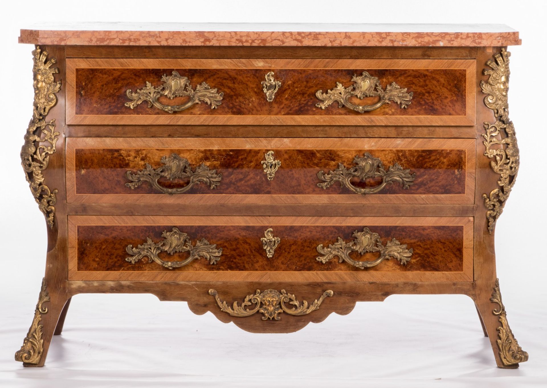 A mahogany and walnut veneered chest of drawers a la régence, bronze mounts and Rosso Verona - Bild 4 aus 12