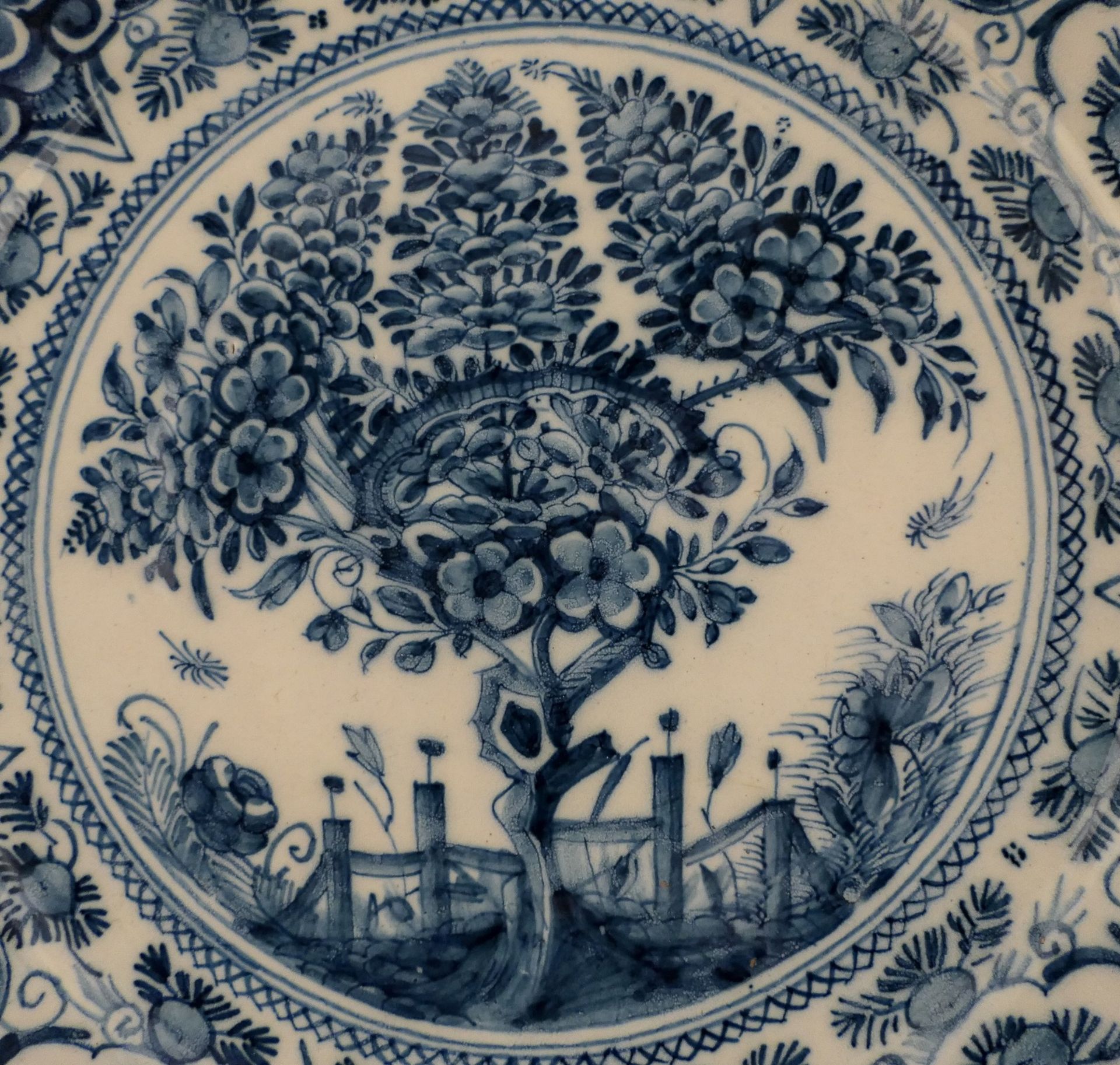 A blue and white 'theeboom' decorated Dutch Delftware plate, marked 'De Witte Starre', Diameter 28 - Image 3 of 9