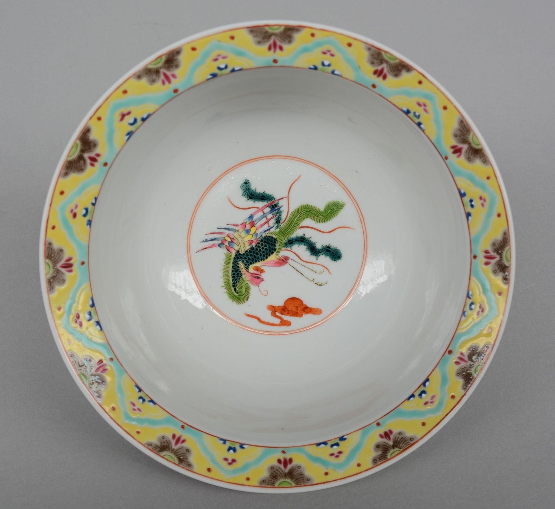 A Chinese polychrome bowl, decorated with butterflies and flowers, marked Kangxi (1662 - 1722), - Bild 6 aus 8