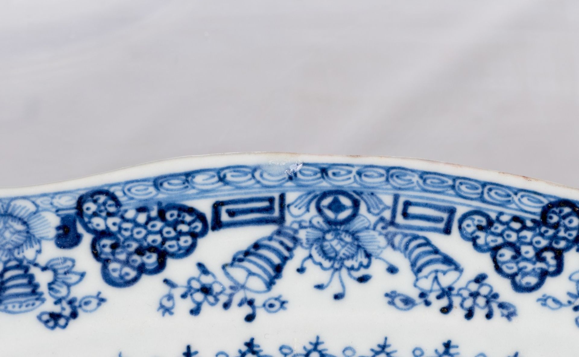 A Chinese blue and white and gilt decorated tureen on a matching plate with floral motives, 18thC; - Image 7 of 16
