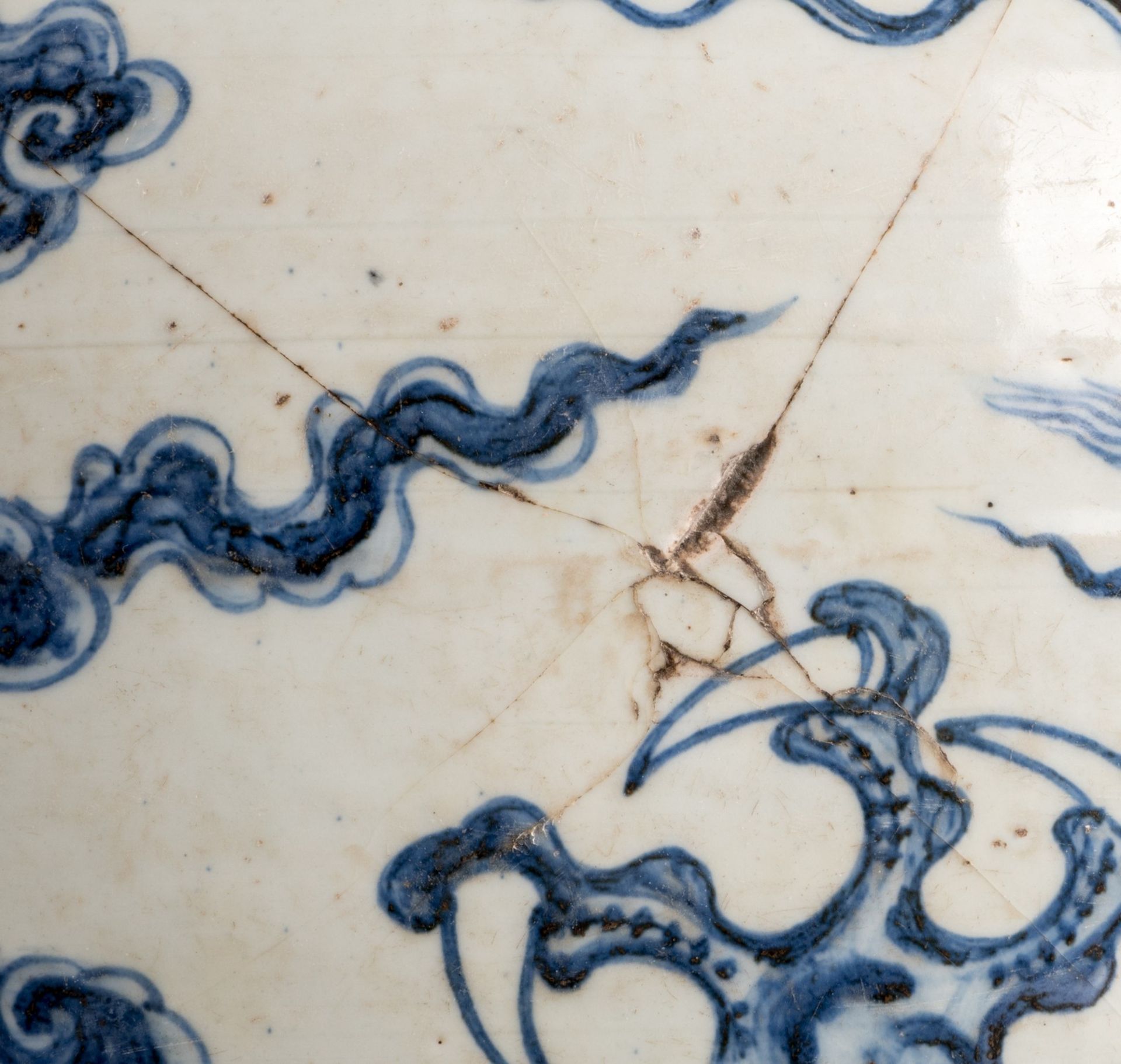 A Chinese blue and white dragon vase, marked, Qing dynasty, H 40,5 cm (cracks) - Bild 7 aus 15