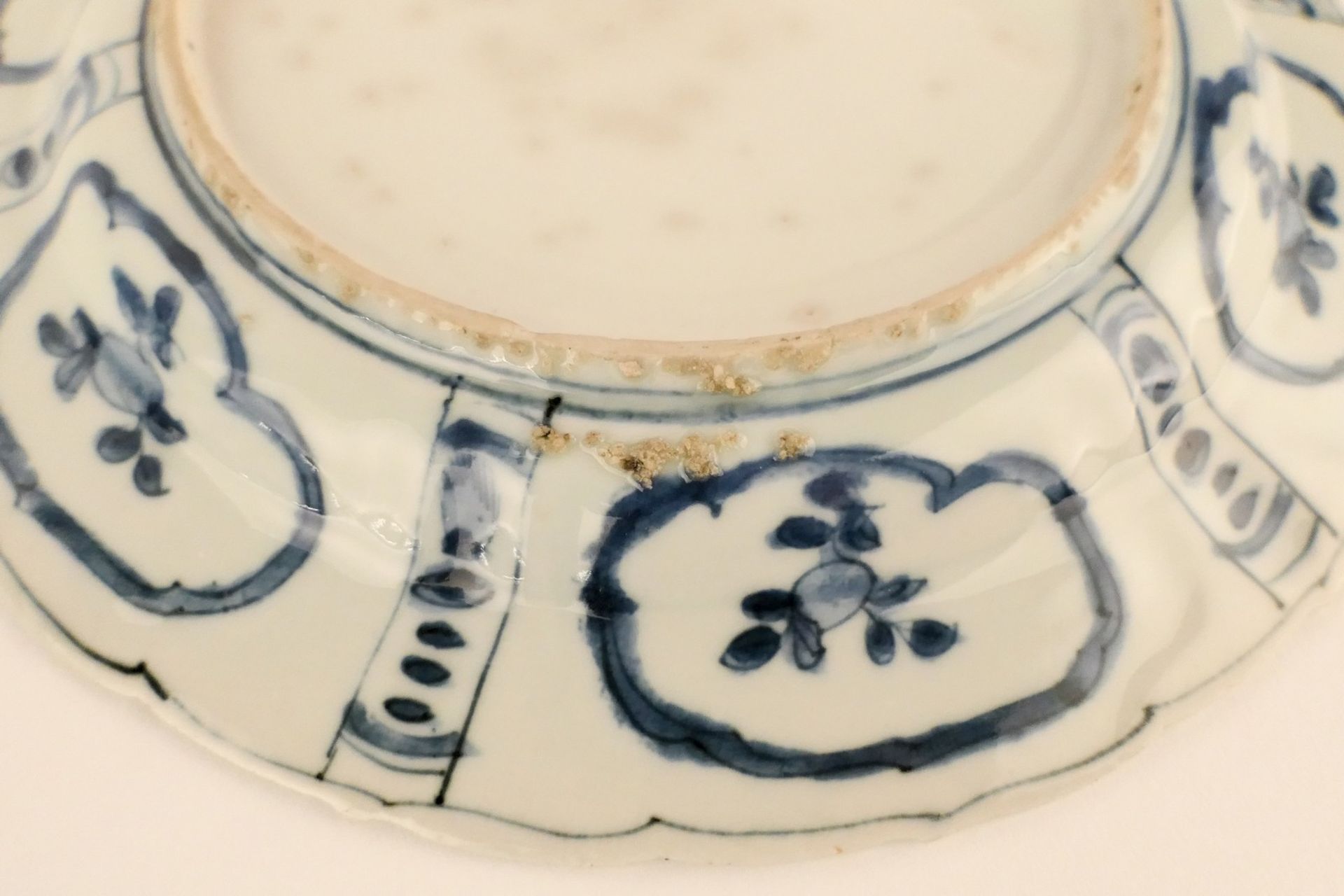 Two Chinese kraak porcelain dishes, blue and white decorated with a deer in a landscape and floral - Bild 10 aus 11