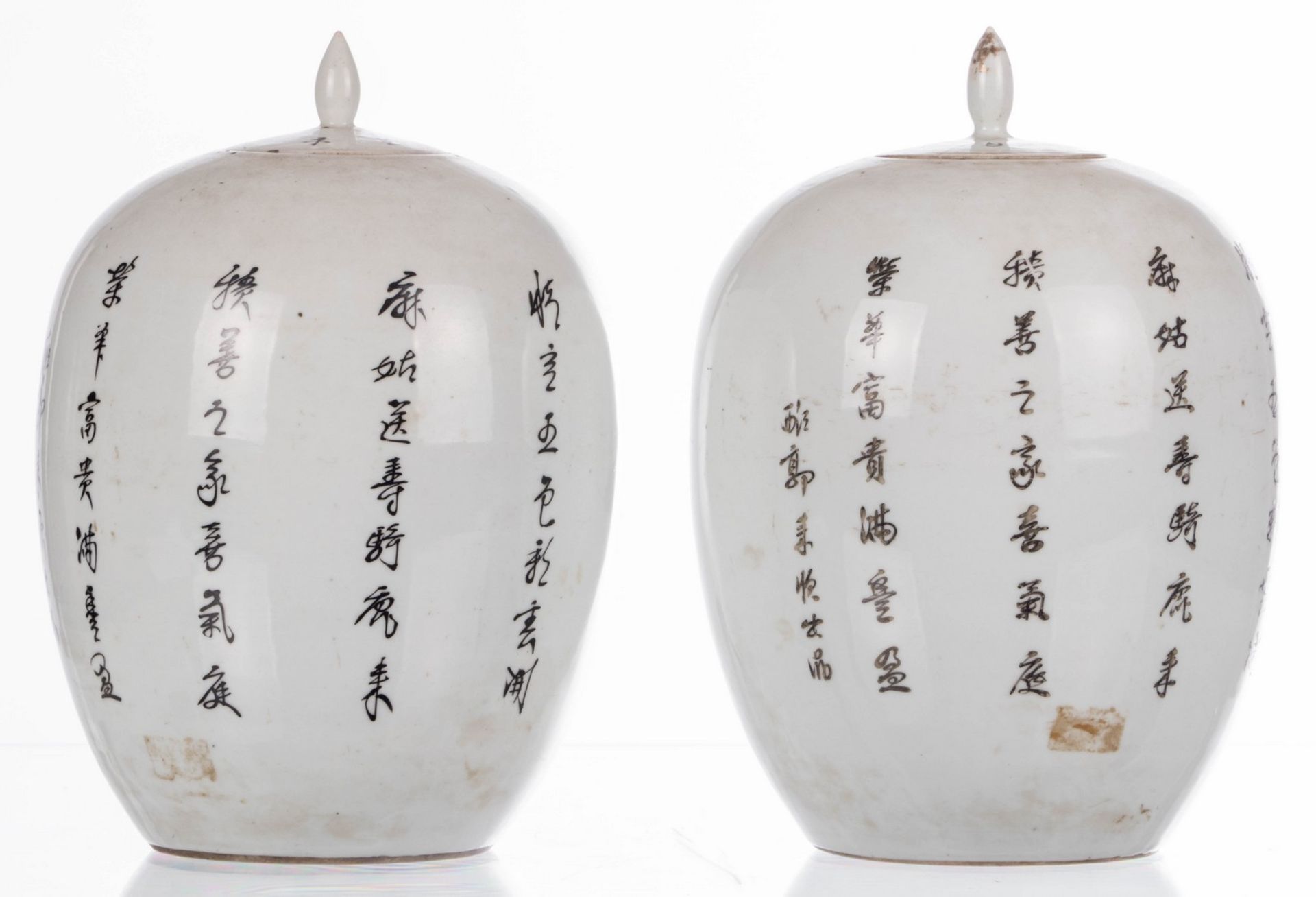 Two Chinese polychrome ginger jars and covers, decorated with an animated scene, H 30,5 cm (chips to - Bild 3 aus 11