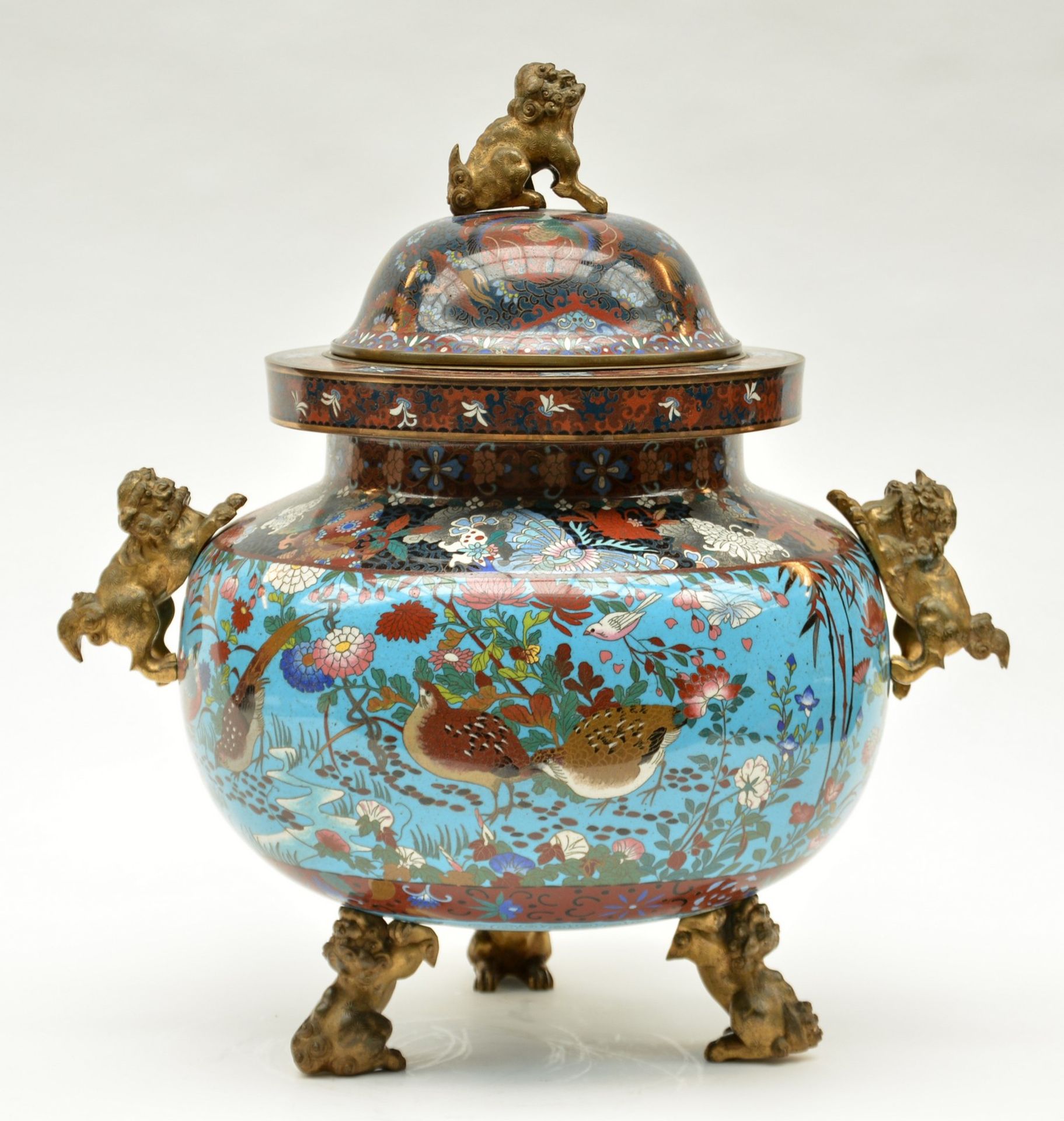 A Chinese cloisonné vase and cover, decorated with animals and floral motifs, the gilt bronze - Bild 17 aus 18