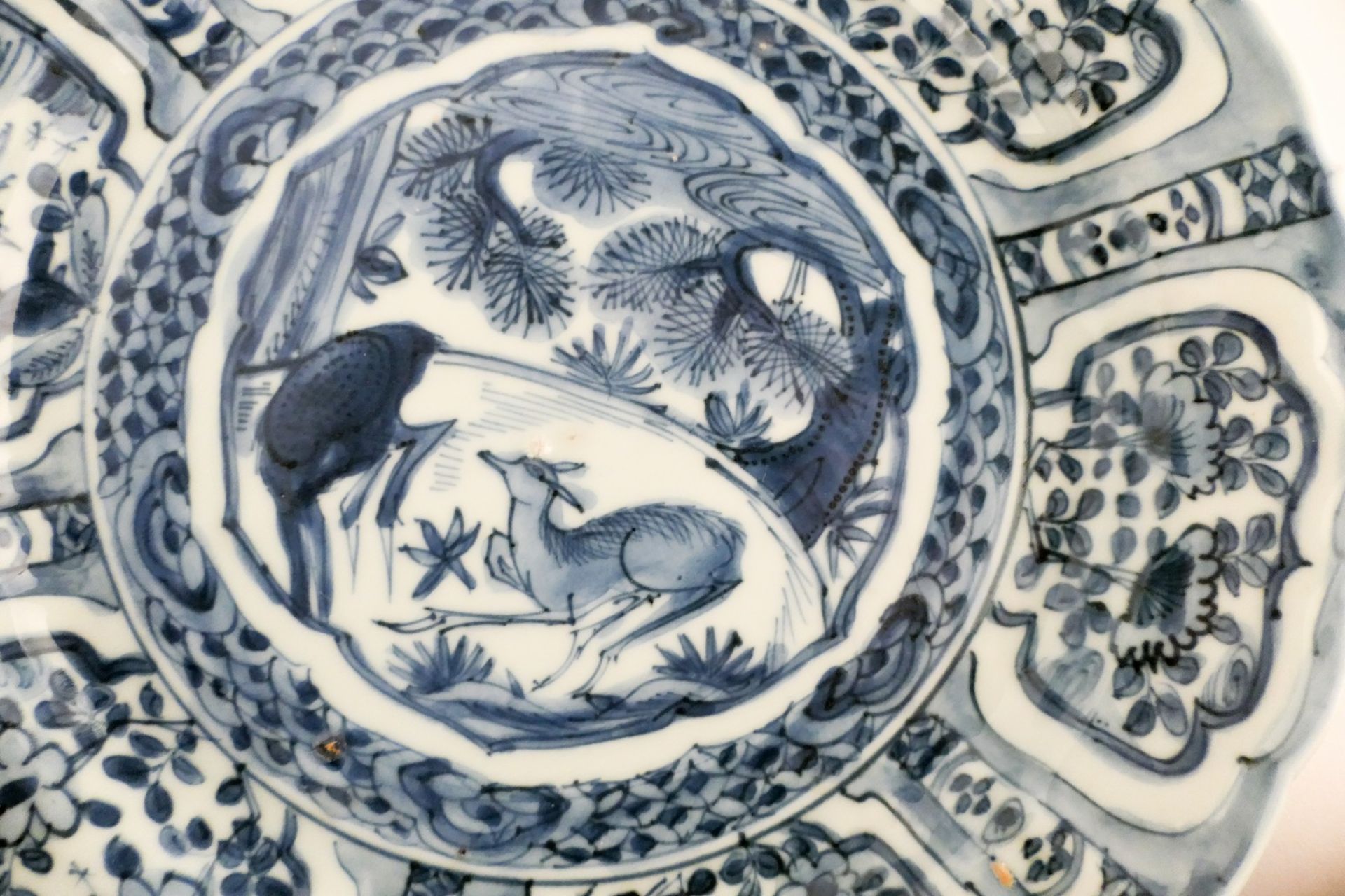 Two Chinese kraak porcelain dishes, blue and white decorated with a deer in a landscape and floral - Bild 9 aus 11