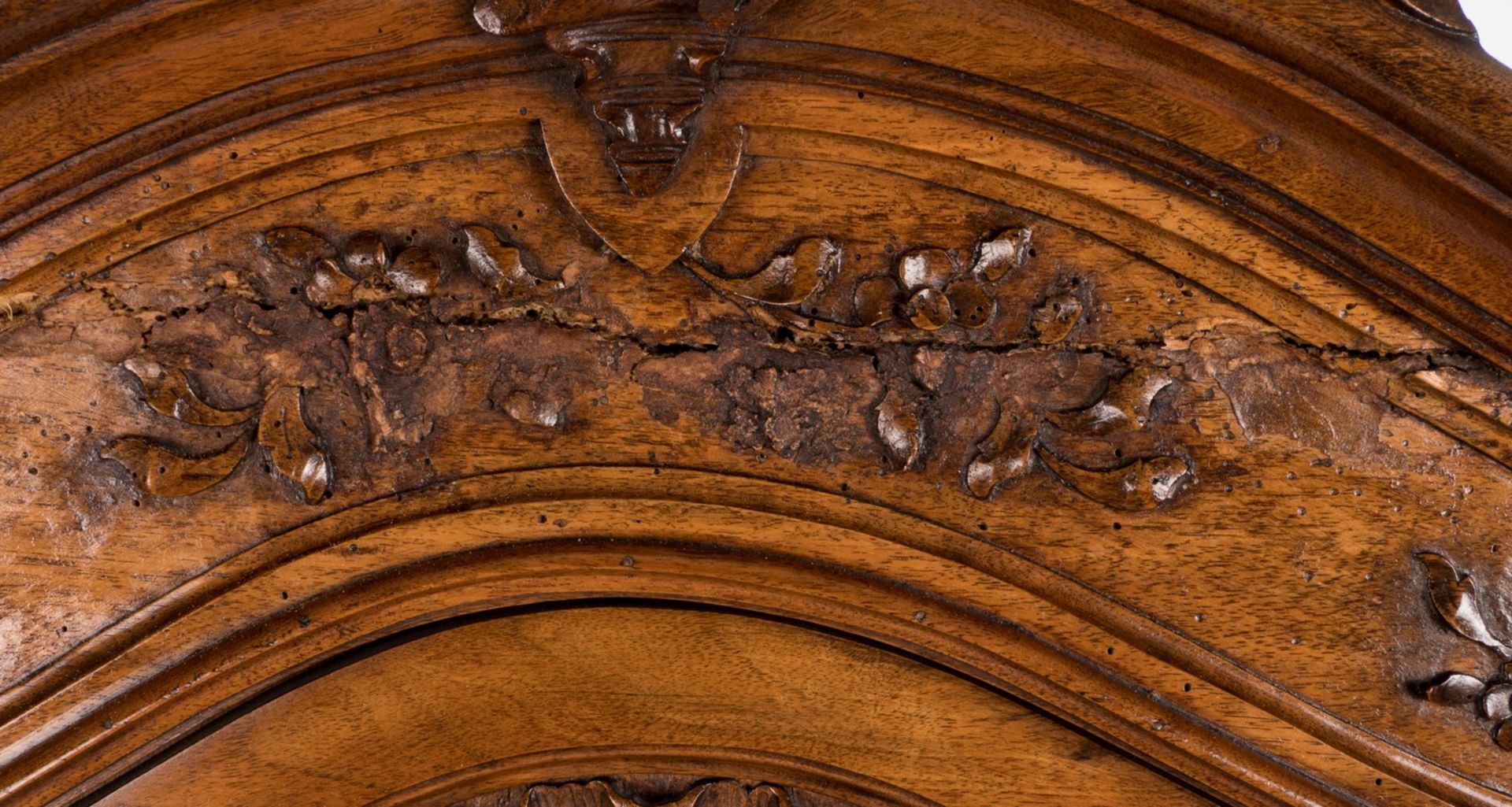 A LXV -style sculpted walnut china cabinet in the Liégeois manner, H 180,5 - W 76 - D 43,5 cm - Bild 6 aus 7