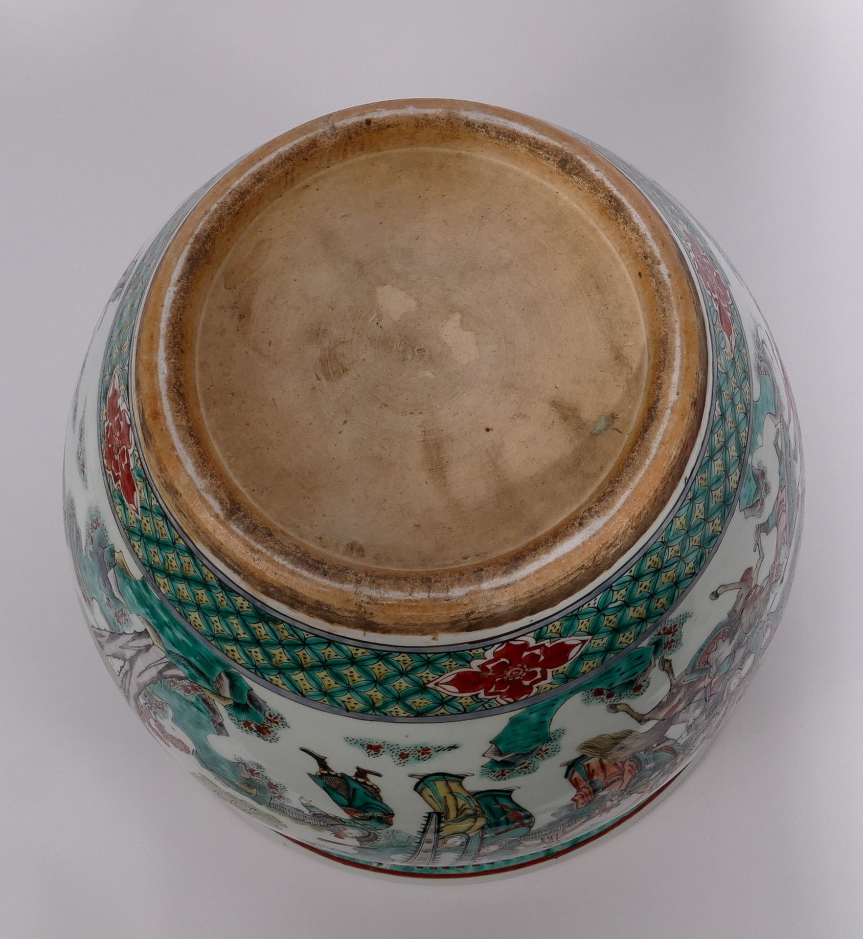 A Chinese famille verte fish bowl, decorated with a court scene and warriors, H 35,5 - Diameter 41 - Bild 7 aus 8