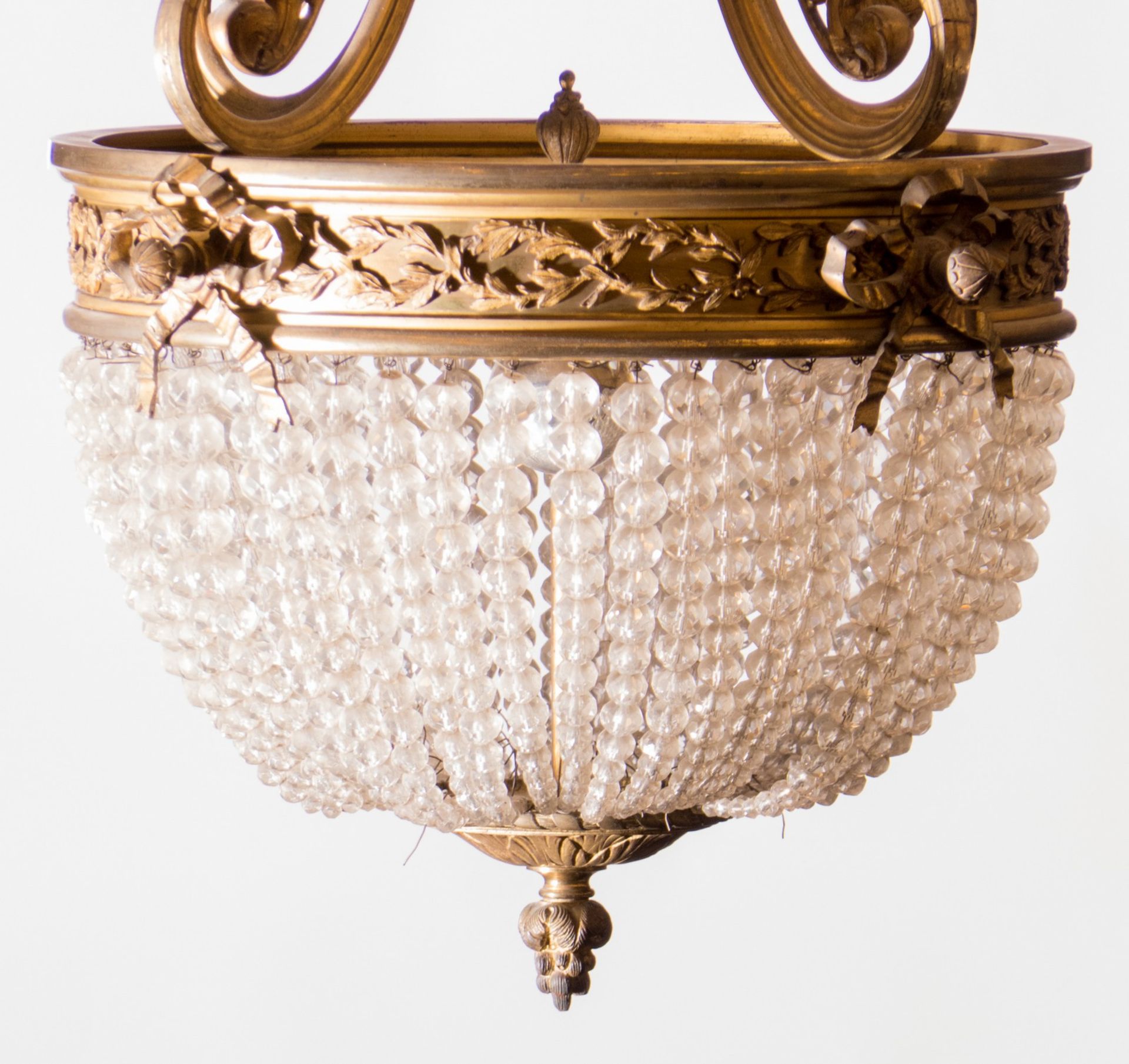 A neoclassical sac-à-perles chandelier, belle-époque, H 114 - Diameter 48 cm - Bild 2 aus 4