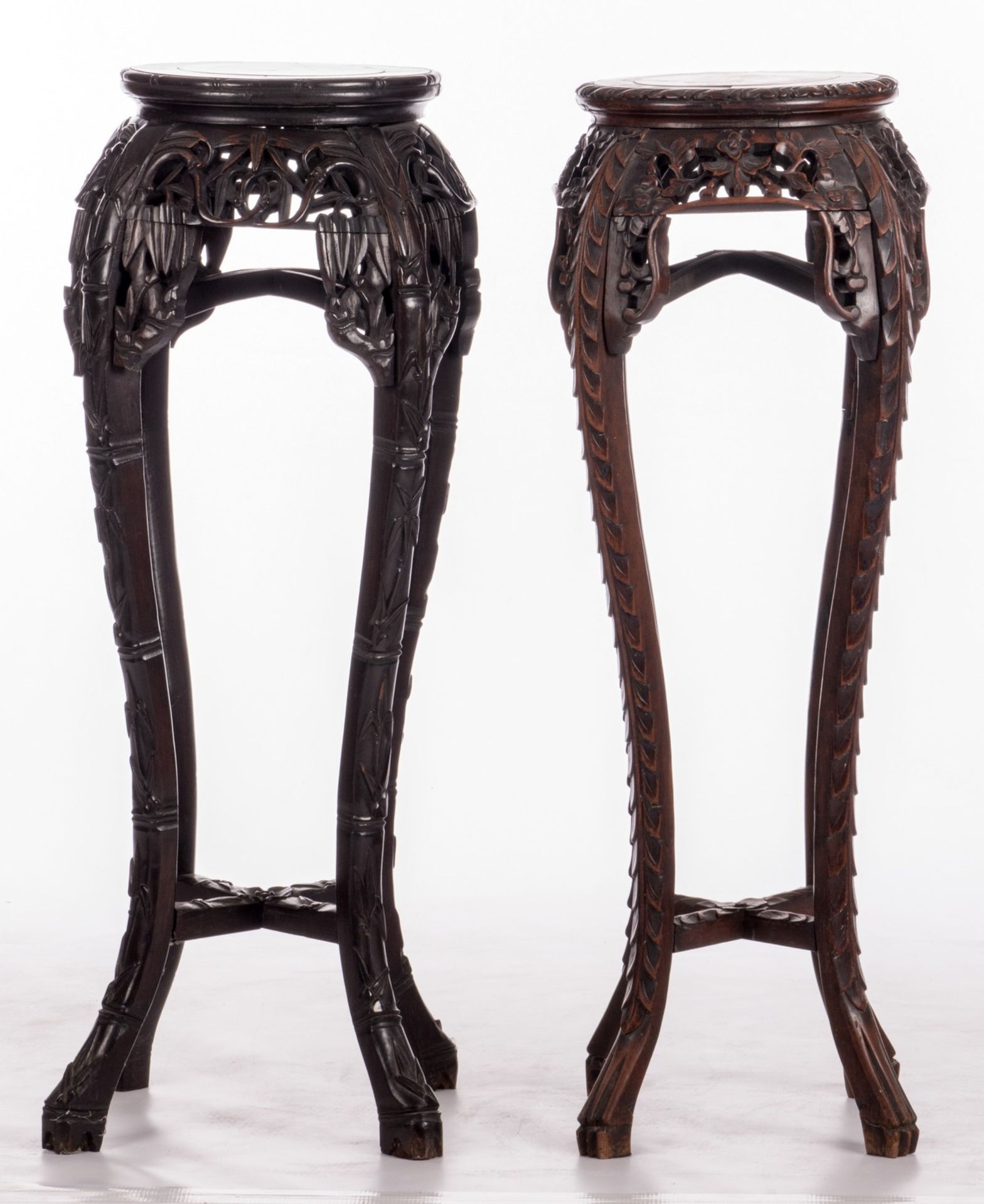 Two Chinese carved hardwood stools with marble top, about 1900, H 91 - 92 cm, Diameter 39 - 41 cm ( - Bild 3 aus 9
